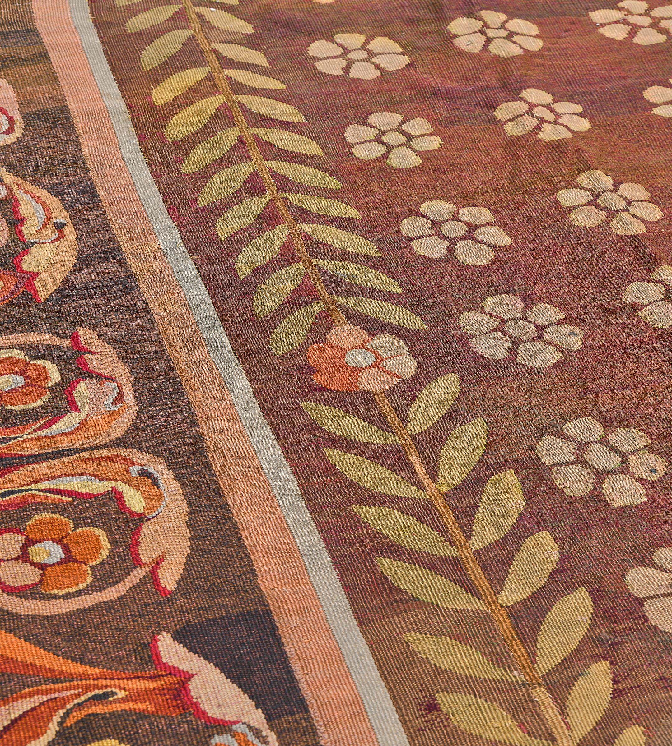 Francese Tappeto Aubusson francese in lana, tessuto a mano, di colore marrone e floreale, risalente a circa il 1800. in vendita
