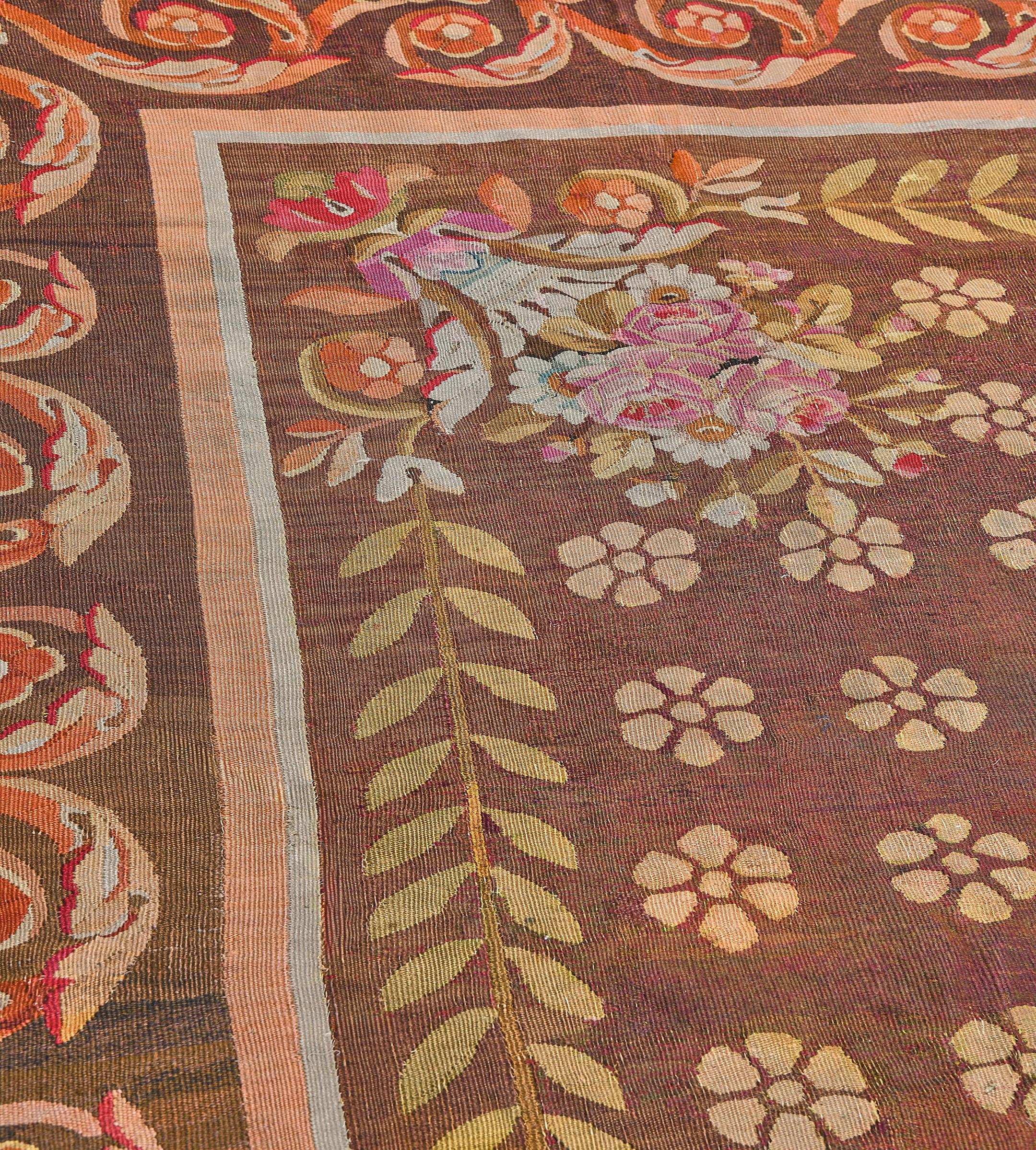 Annodato a mano Tappeto Aubusson francese in lana, tessuto a mano, di colore marrone e floreale, risalente a circa il 1800. in vendita