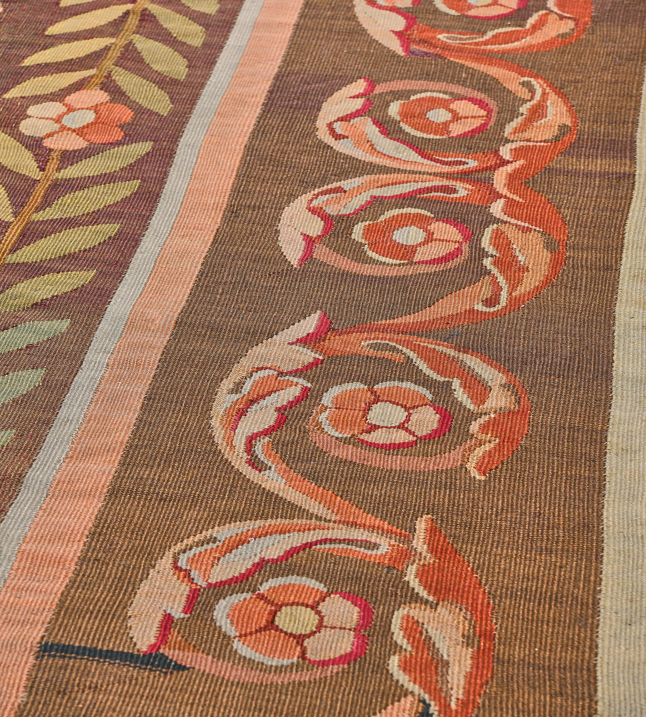XIX secolo Tappeto Aubusson francese in lana, tessuto a mano, di colore marrone e floreale, risalente a circa il 1800. in vendita