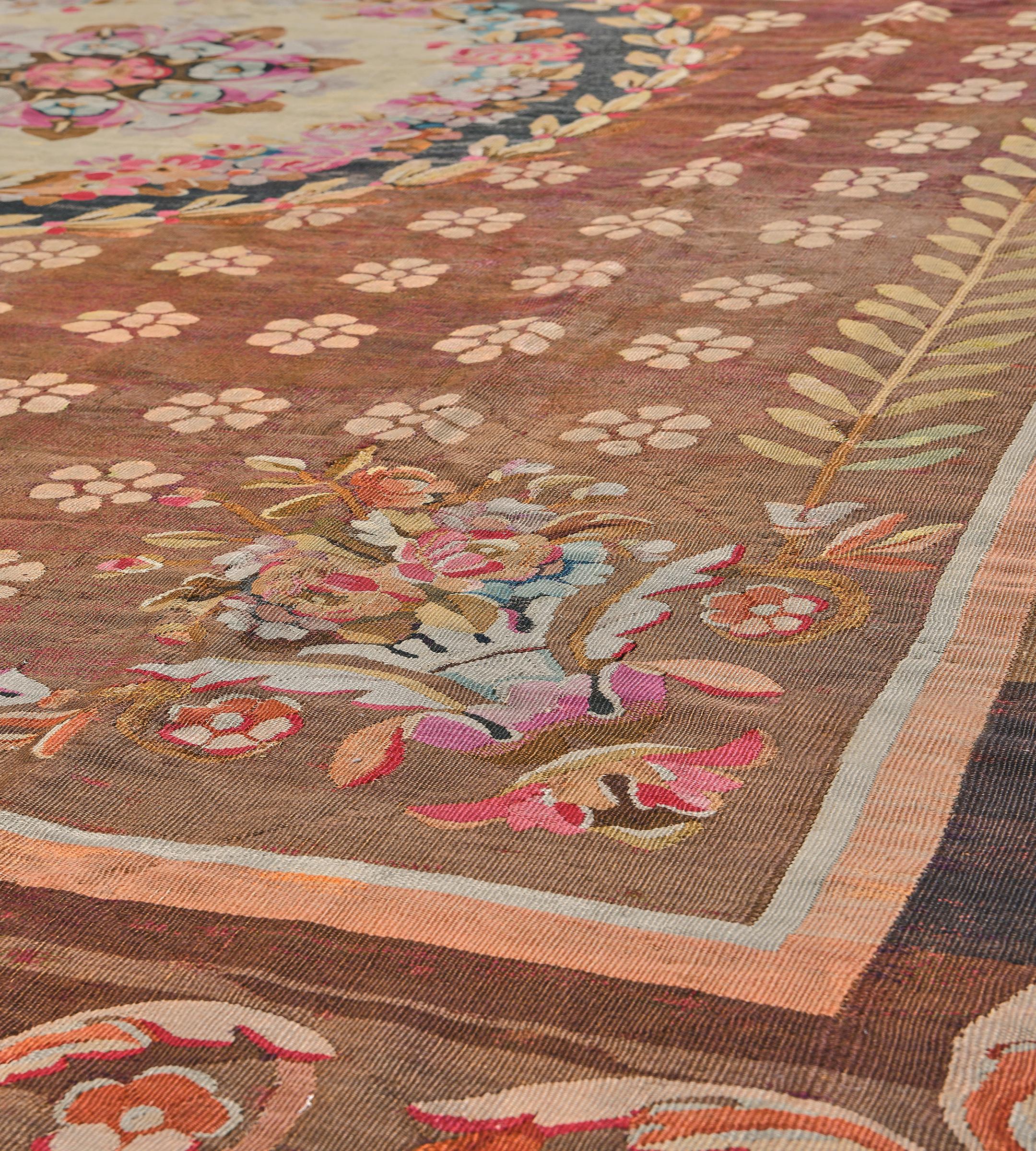 Lana Tappeto Aubusson francese in lana, tessuto a mano, di colore marrone e floreale, risalente a circa il 1800. in vendita