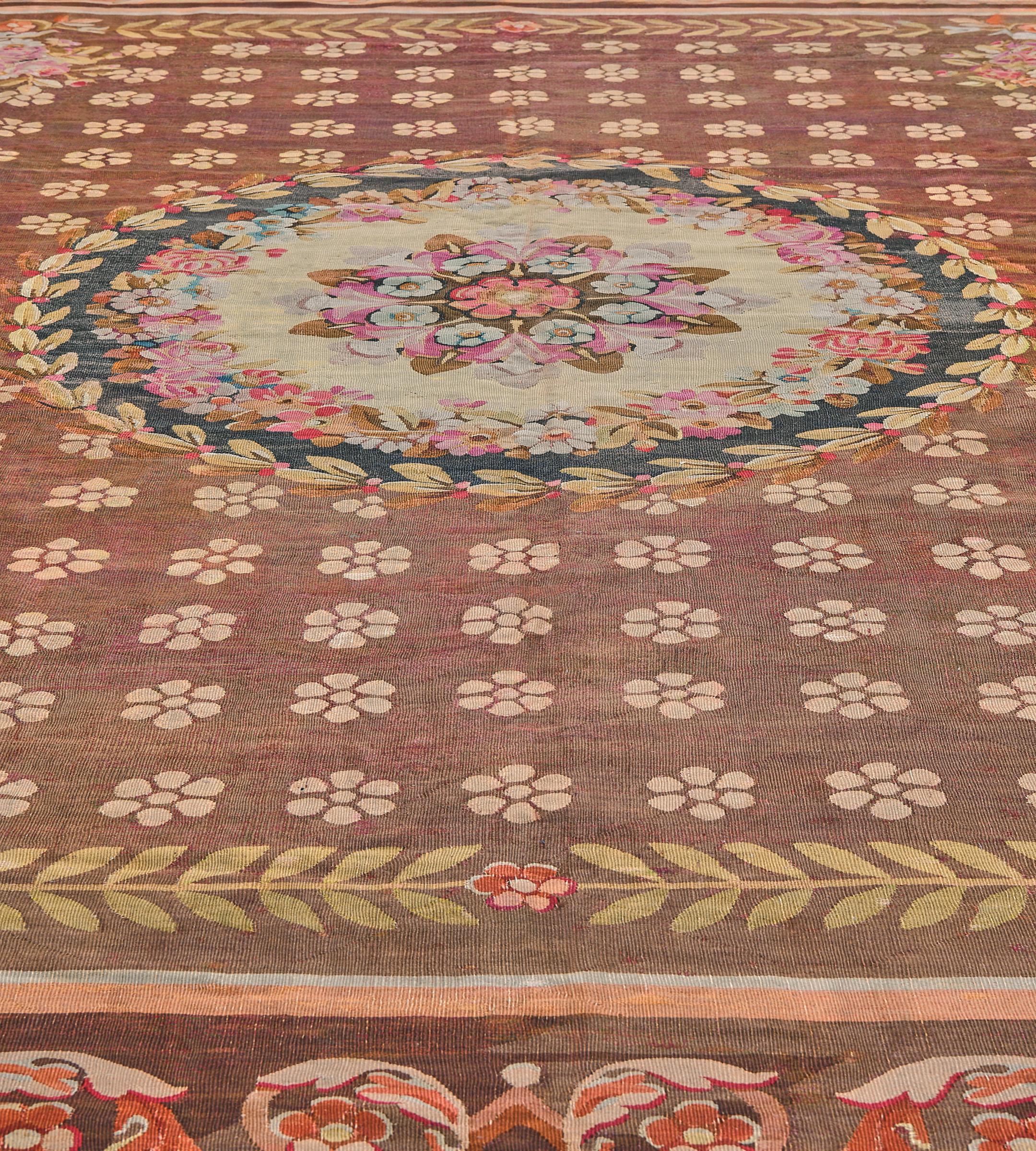 Tappeto Aubusson francese in lana, tessuto a mano, di colore marrone e floreale, risalente a circa il 1800. in vendita 1
