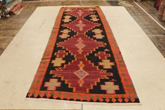 Handgewebter antiker Kelim-Teppich in Schwarz und Orange mit geometrischem Muster von Teppich & Kelim