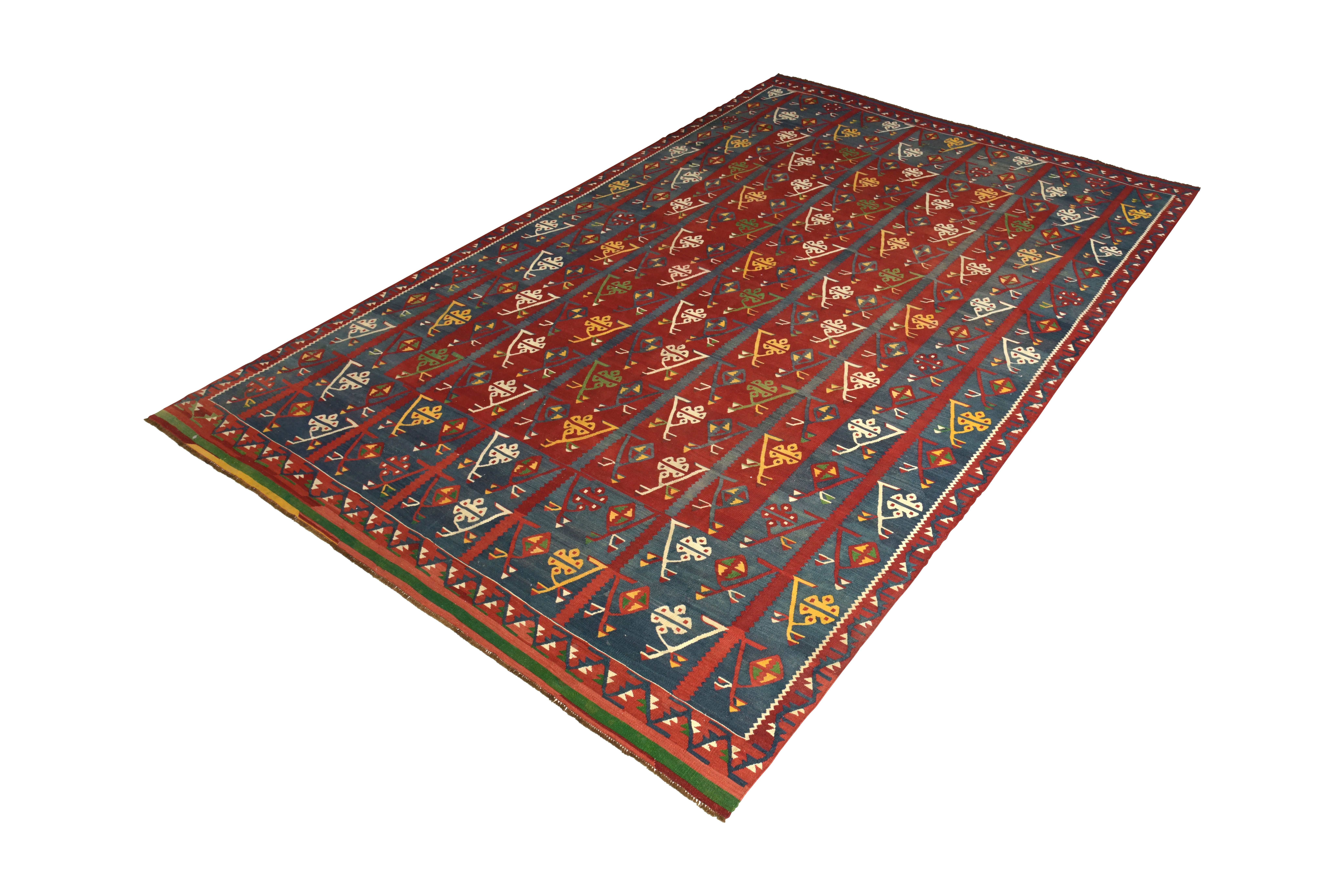 Dieser handgewebte Wollflachgewebe-Teppich aus der Türkei (ca. 1920-1930) ist ein traditioneller Kelim-Teppich mit einem einzigartigen Muster, das osteuropäische und möglicherweise rumänische Design-Sensibilitäten vereint, was auf eine Herkunft aus