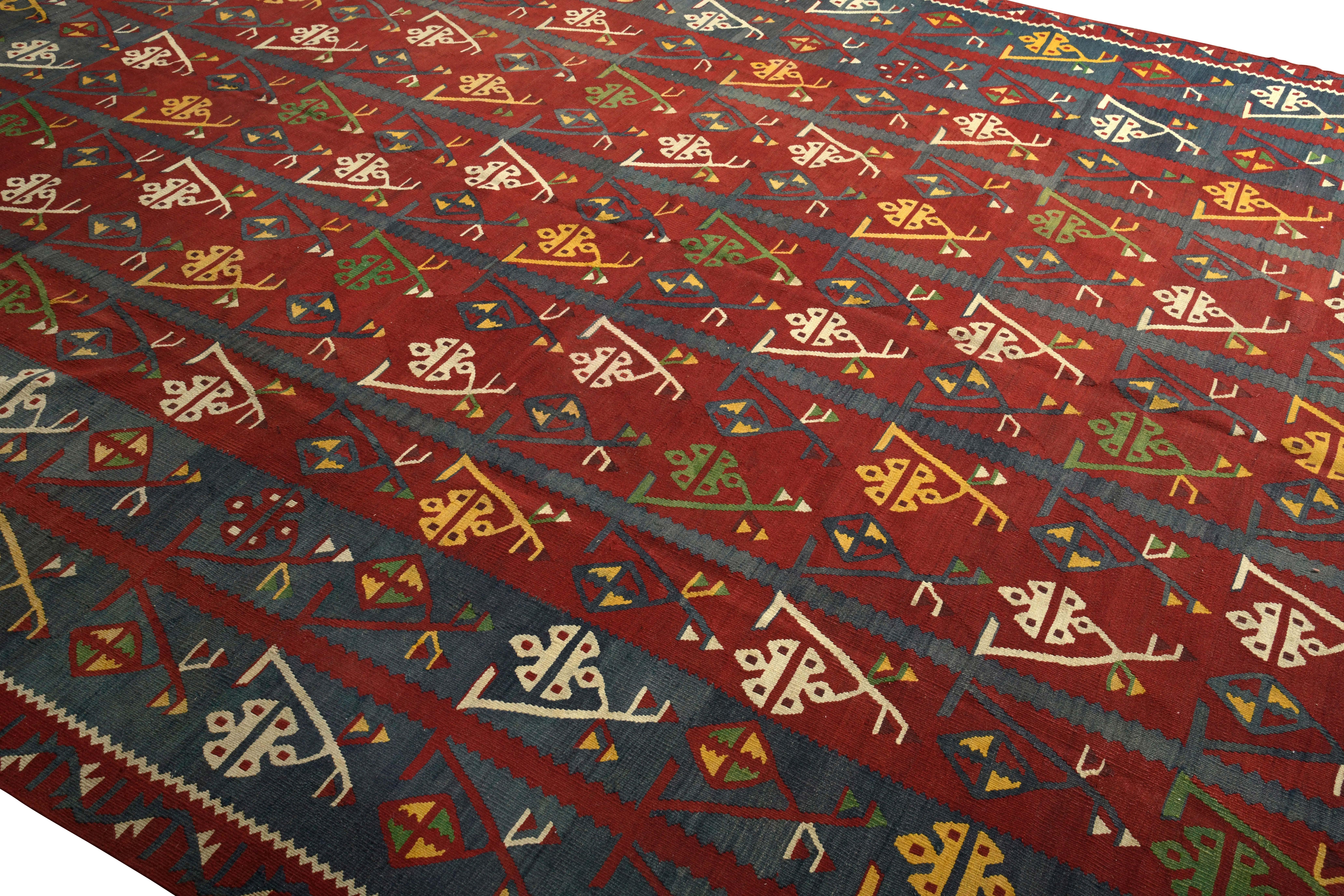 Handgewebter antiker handgewebter Teppich in Rot und Blau mit geometrischem All-Over-Muster von Teppich & Kelim (Türkisch) im Angebot