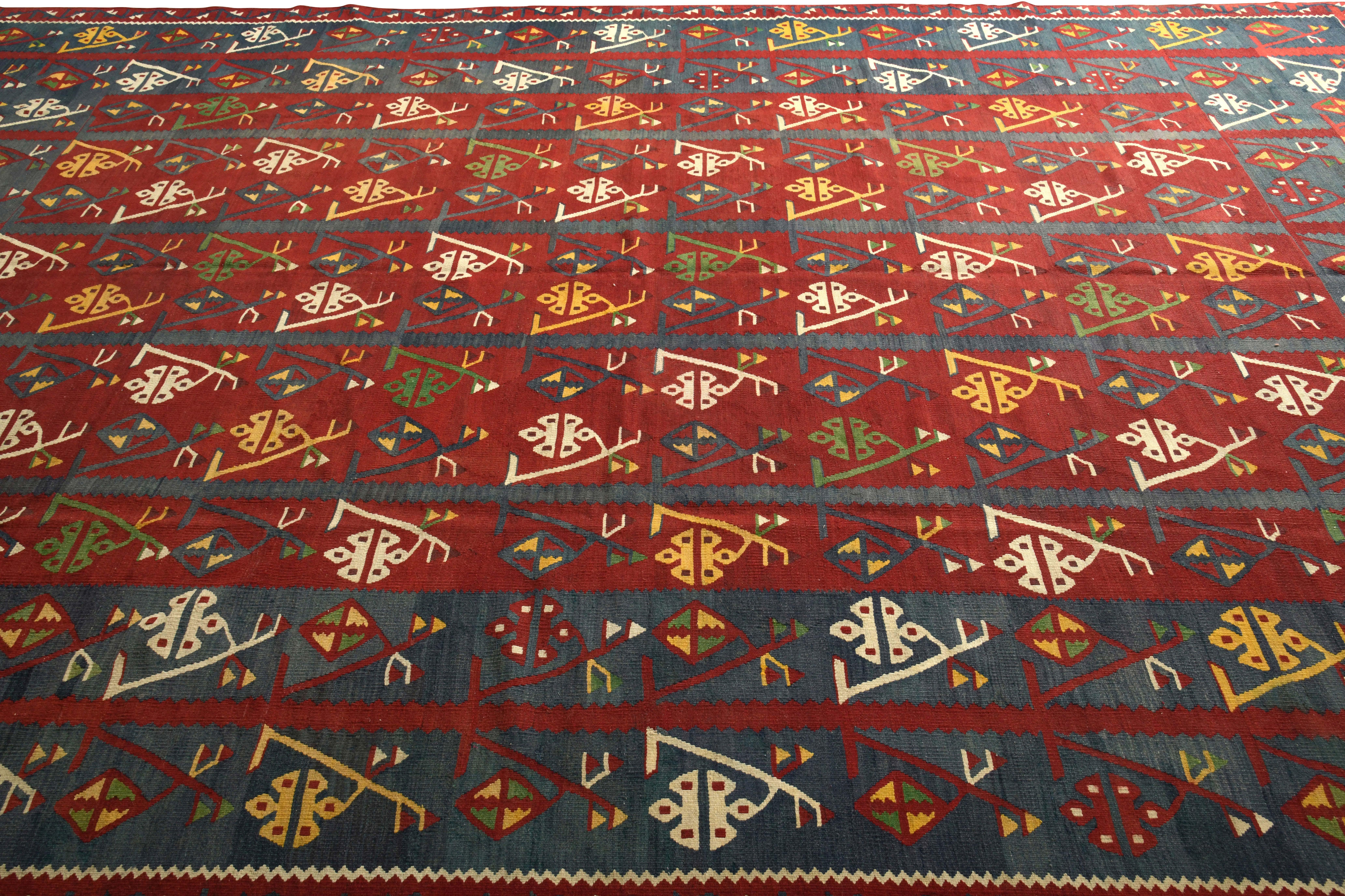 Handgewebter antiker handgewebter Teppich in Rot und Blau mit geometrischem All-Over-Muster von Teppich & Kelim im Zustand „Gut“ im Angebot in Long Island City, NY