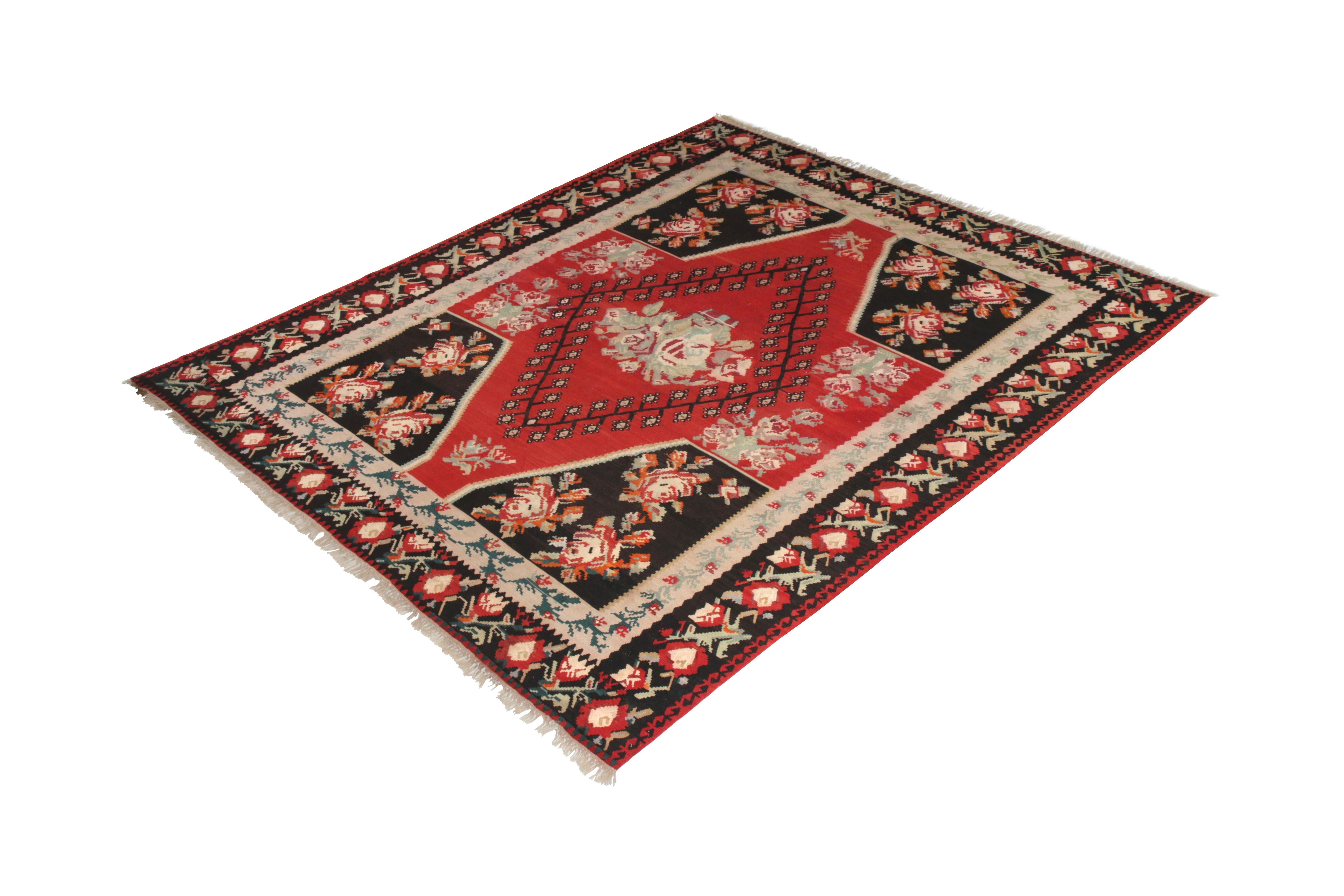 Dieser handgewebte Flachgewebe-Teppich aus Wolle (ca. 1910-1920) ist ein nordwestpersisches Kilim-Design. Er gehört zu den persönlichen Lieblingsstücken unseres Direktors in unserer Kollektion und hat eine seltene weinrote Farbgebung. Vor einem