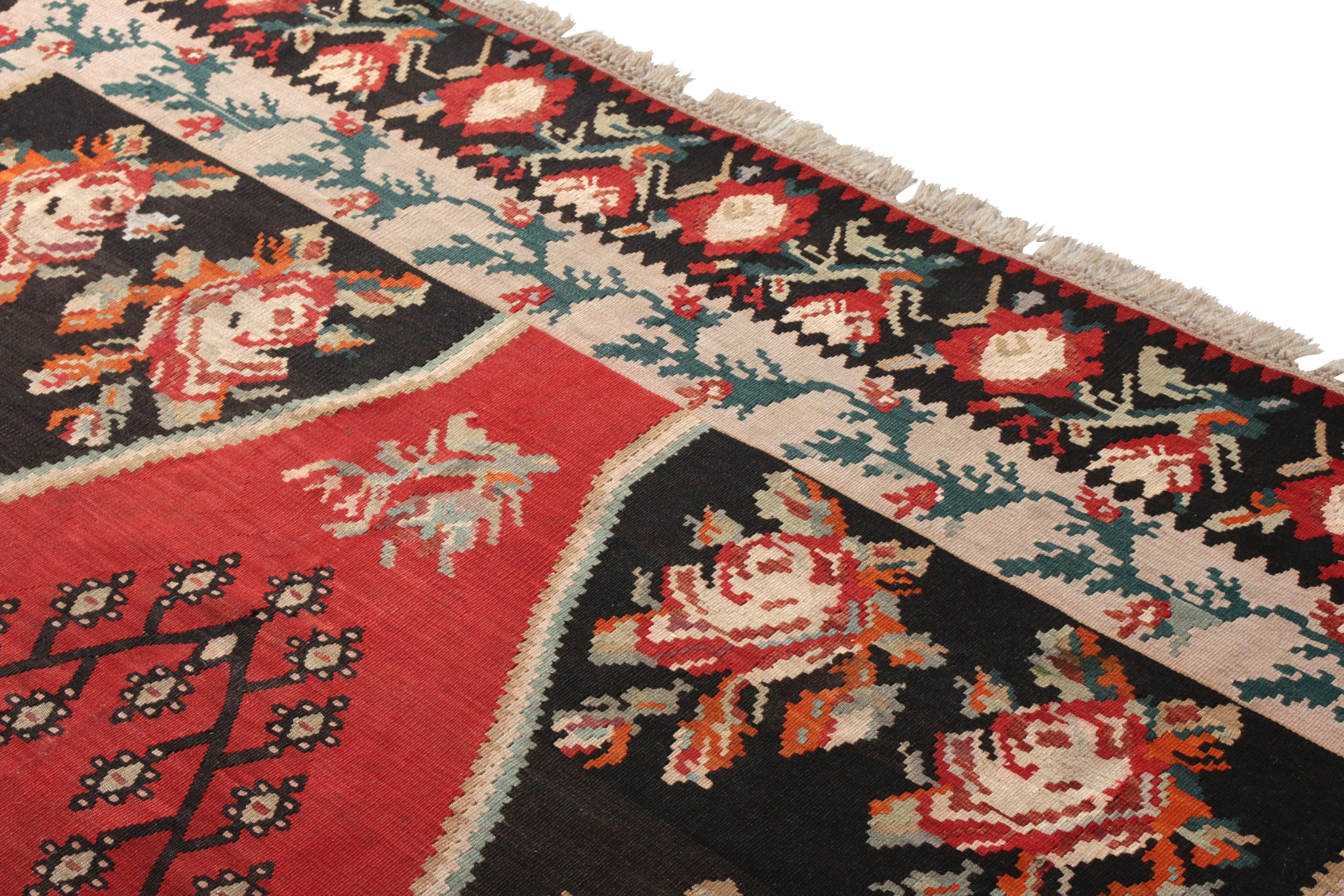 Handgewebter antiker persischer Kilim-Teppich in Wein Schwarz und Orange Geometrisches Muster (Kelim) im Angebot