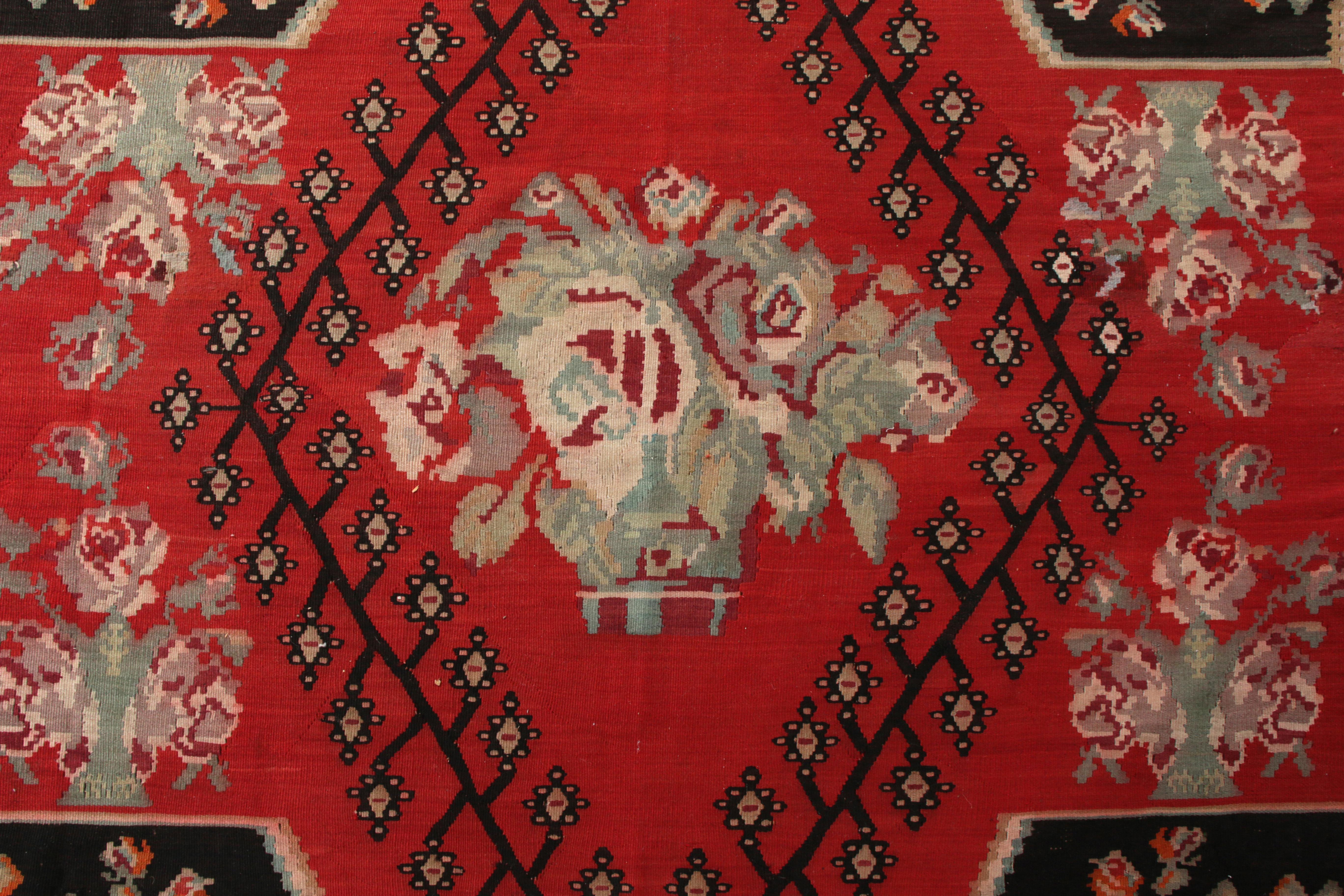 Handgewebter antiker persischer Kilim-Teppich in Wein Schwarz und Orange Geometrisches Muster (Türkisch) im Angebot