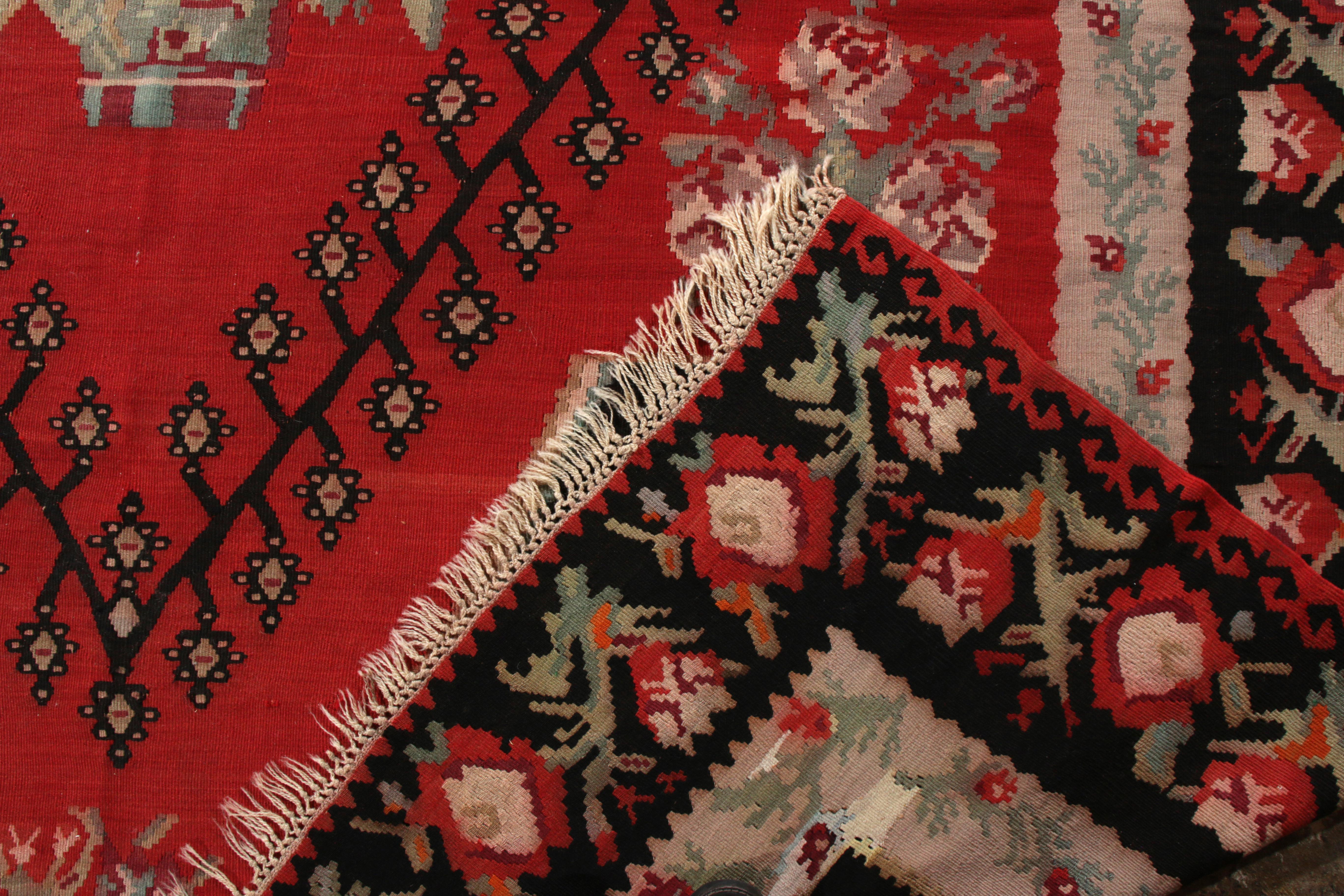 Handgewebter antiker persischer Kilim-Teppich in Wein Schwarz und Orange Geometrisches Muster im Zustand „Gut“ im Angebot in Long Island City, NY