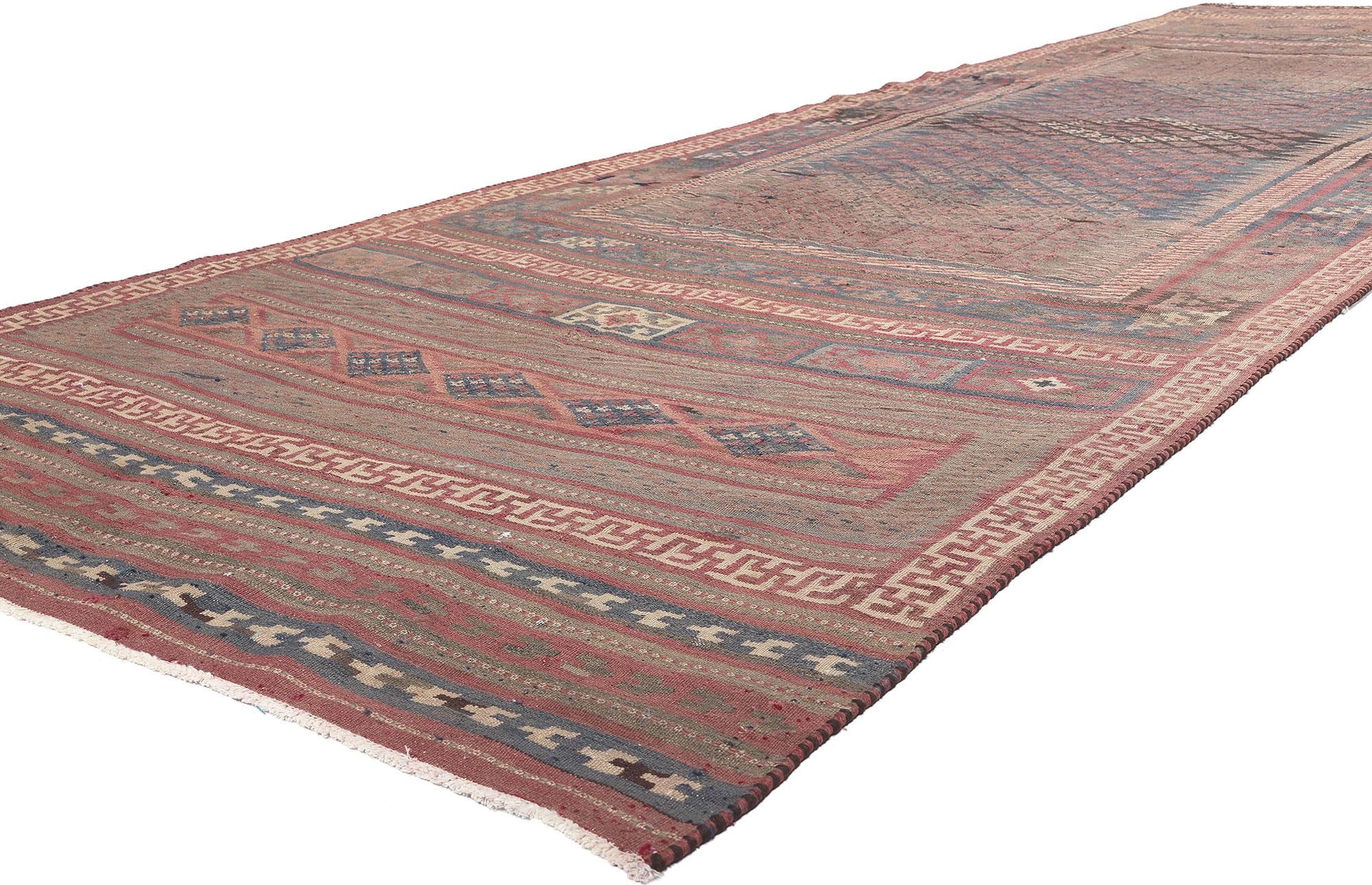 61246 Antiker persischer Schahsavan-Kilim-Teppich, 05'03 x 18'00. Dieser handgewebte antike persische Schahsavan-Kilim aus Wolle ist ein beeindruckendes Zeugnis des reichen kulturellen Erbes des Nordwest-Irans. Dieses Meisterwerk aus persischem