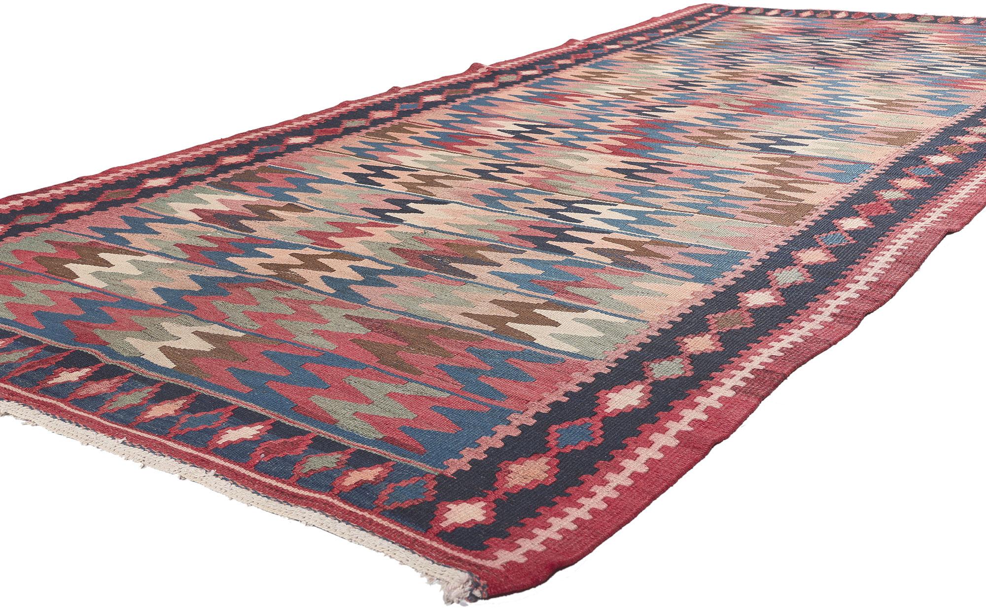 61240 Antiker persischer Schahsavan-Kilim-Teppich, 04'08 x 10'08. Dieser handgewebte, antike persische Schahsavan-Kilimteppich aus Wolle ist ein faszinierendes Tableau der Stammeskunst, das aus dem Herzen der nomadischen Tradition der Schahsavanen