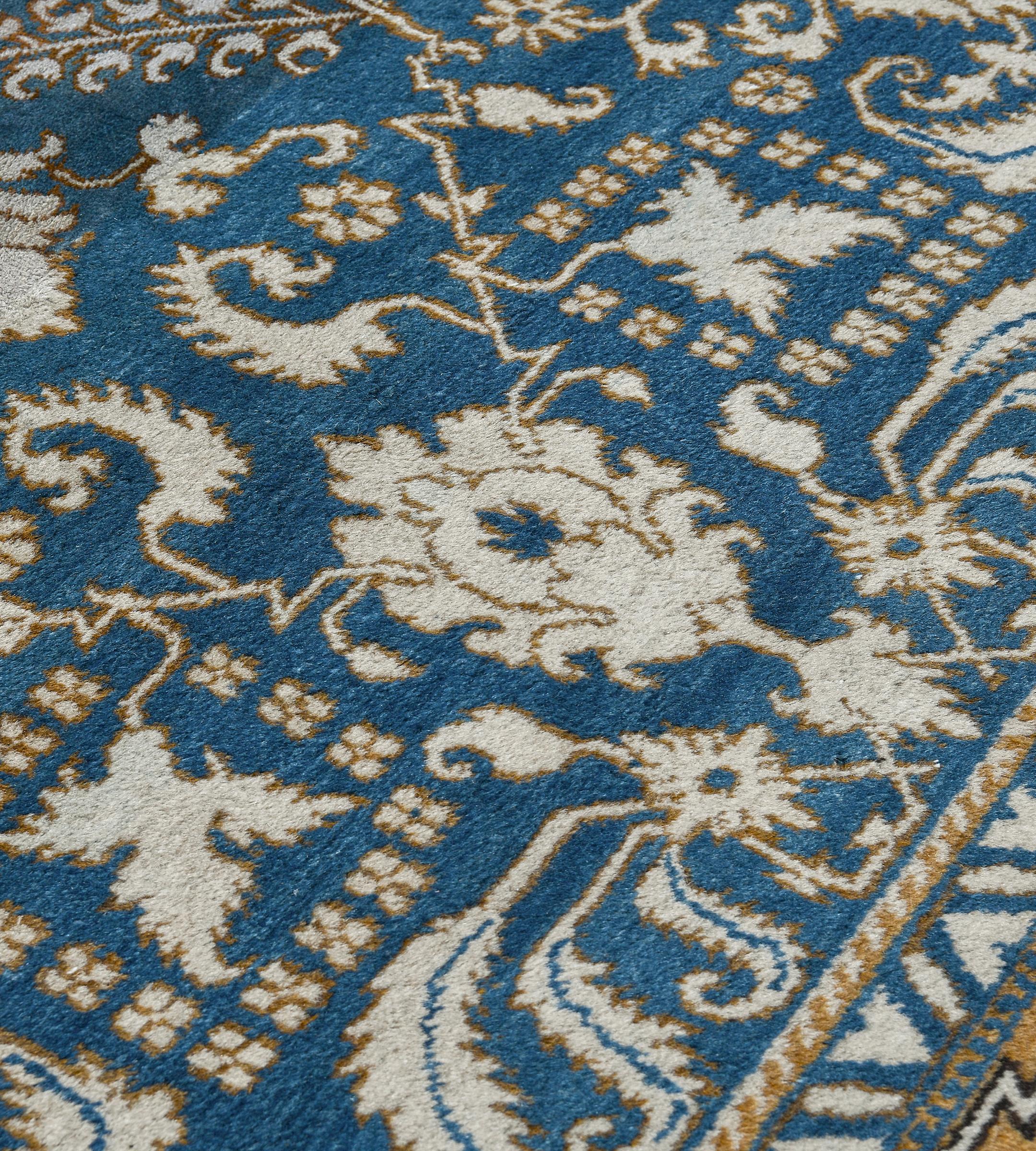 Tappeto Agra indiano floreale in lana blu cielo antico tessuto a mano In condizioni buone in vendita a West Hollywood, CA