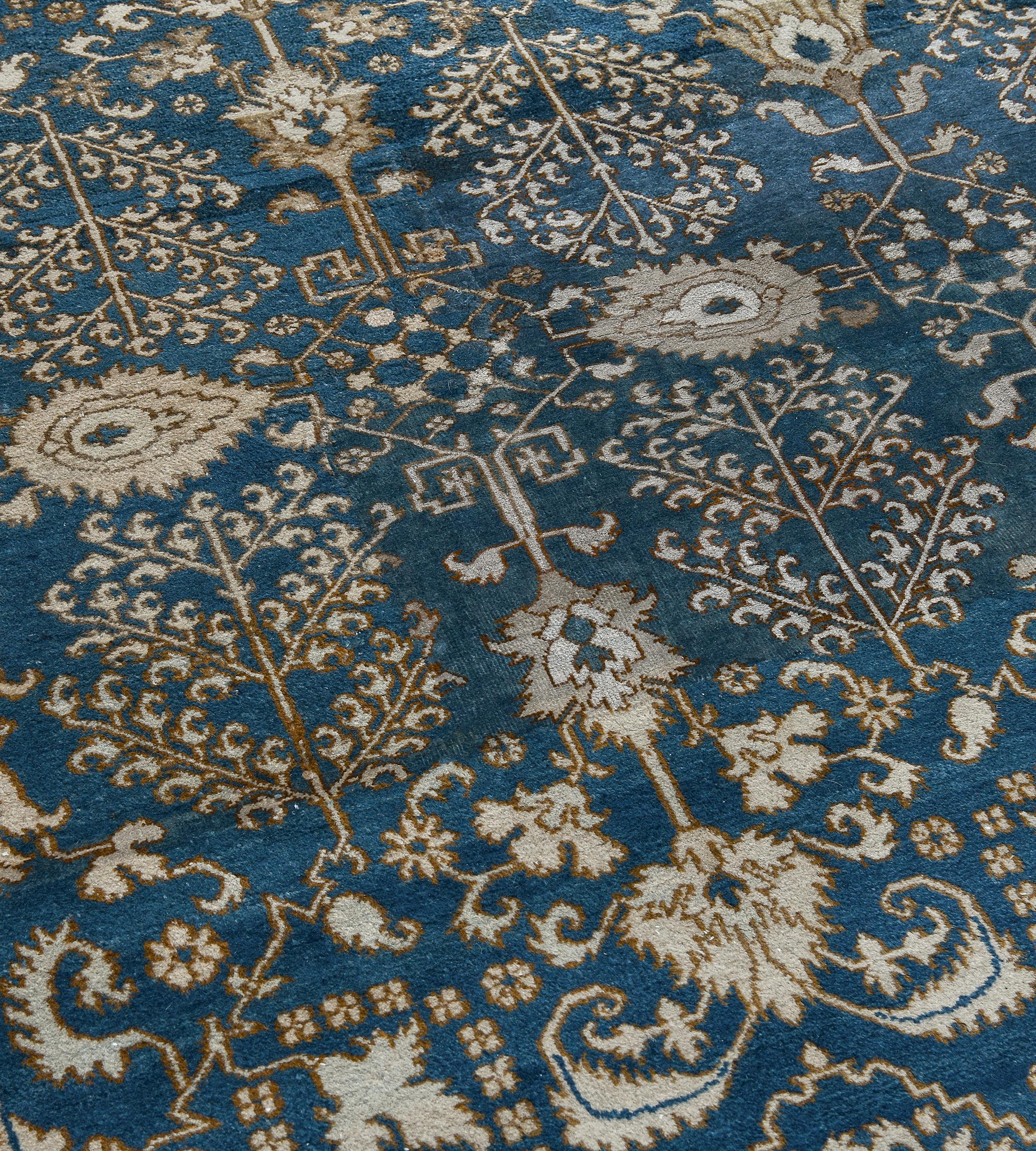 XX secolo Tappeto Agra indiano floreale in lana blu cielo antico tessuto a mano in vendita