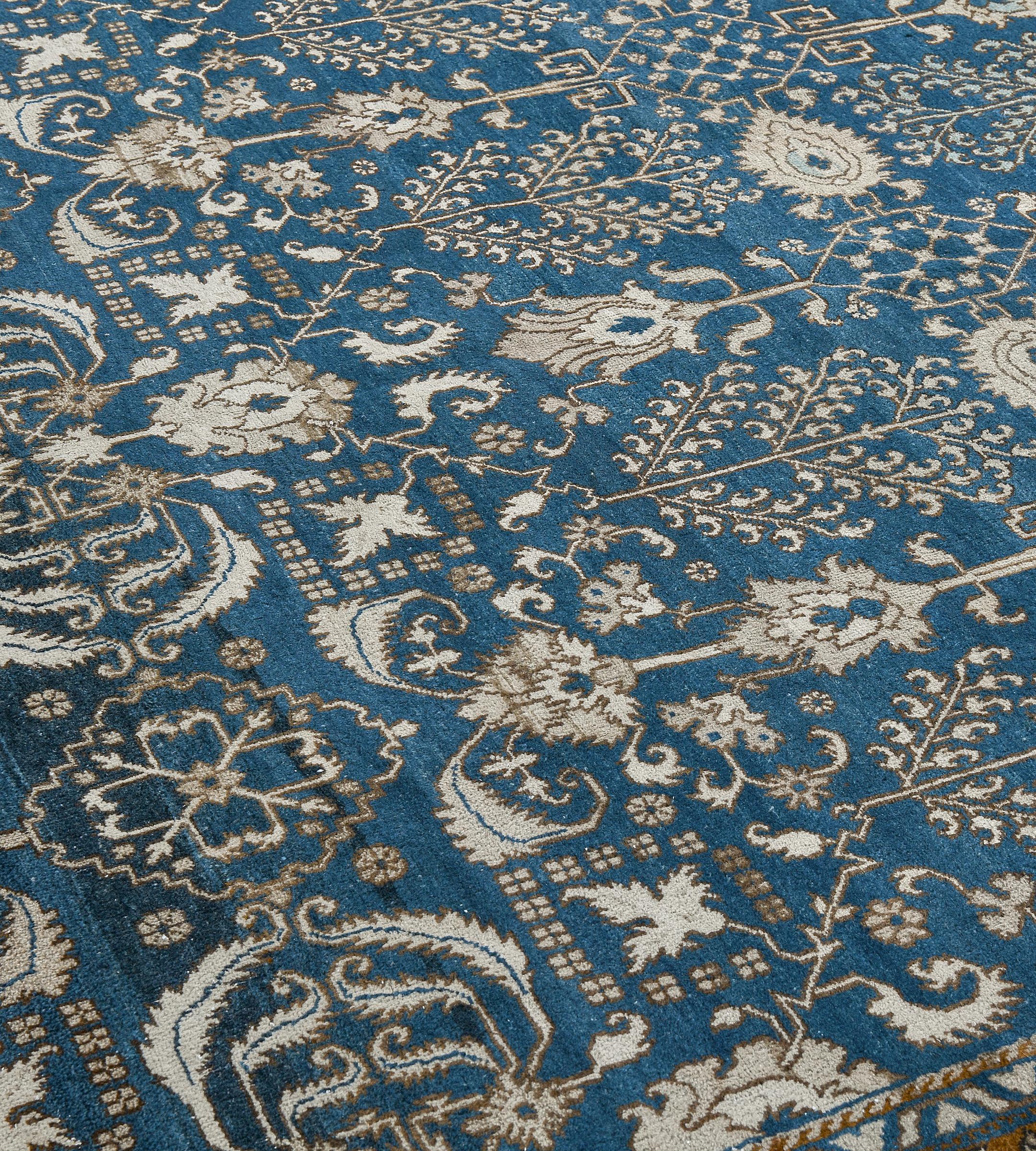 Tappeto Agra indiano floreale in lana blu cielo antico tessuto a mano in vendita 1