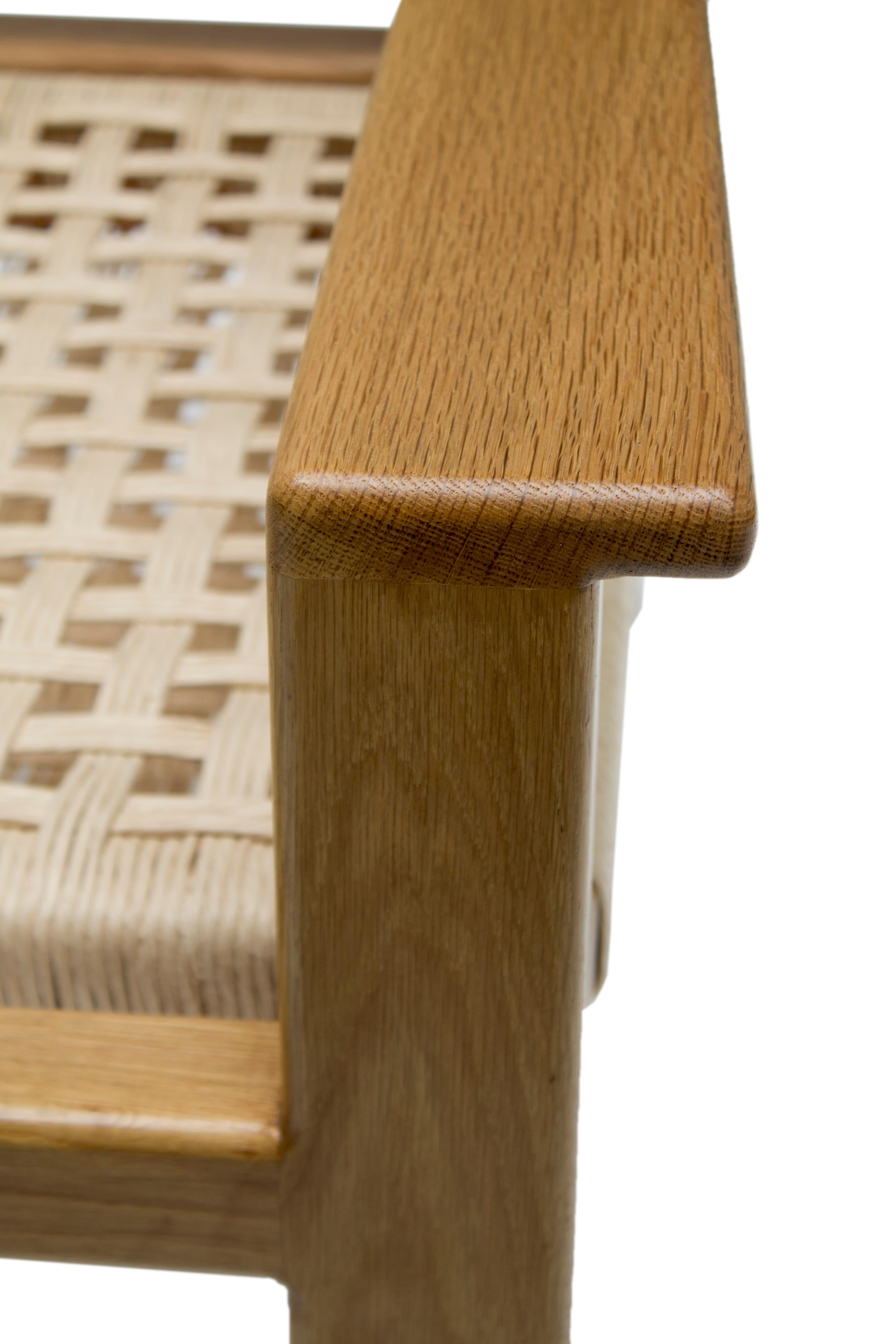 Handgeflochtener August Lounge Chair:: Massivholz Eiche und Papierkordel im Angebot 4