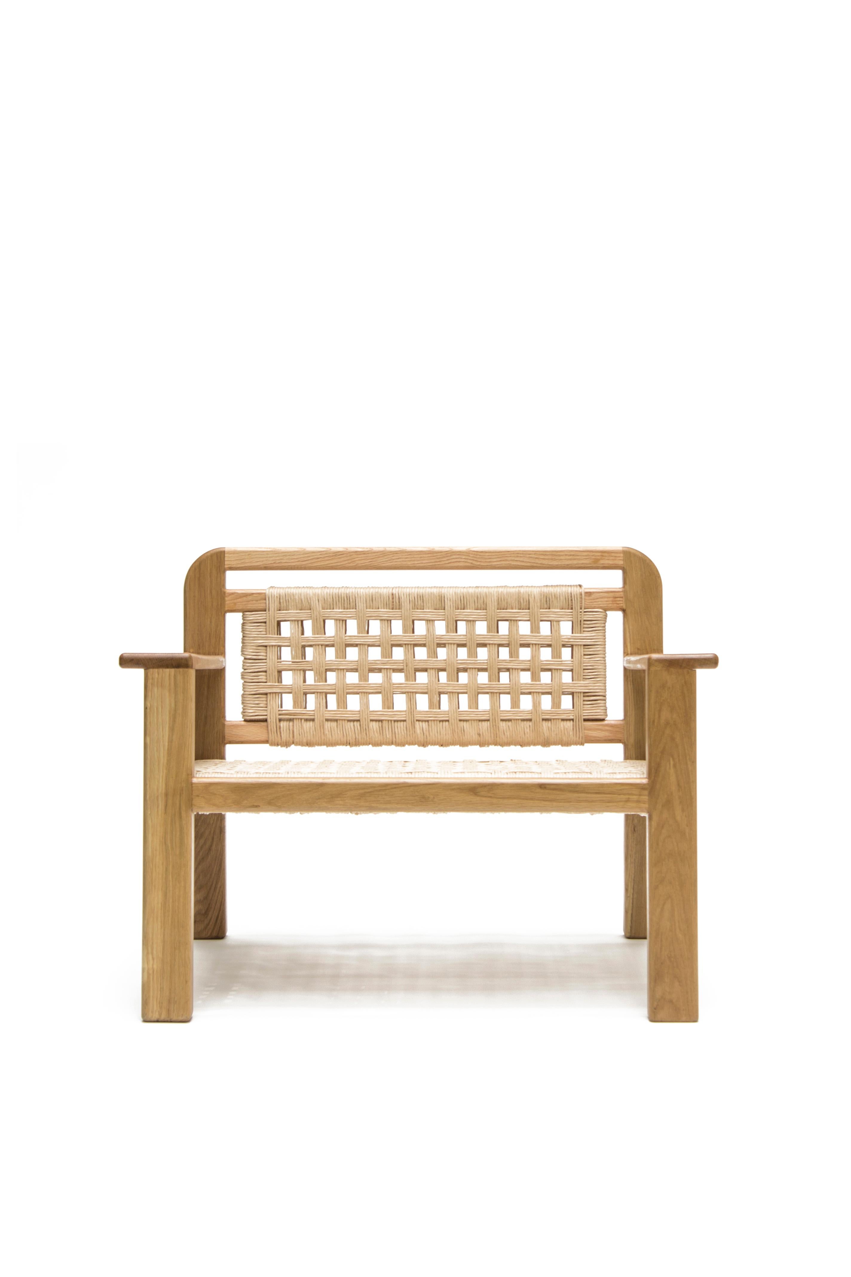 Handgeflochtener August Lounge Chair:: Massivholz Eiche und Papierkordel (Organische Moderne) im Angebot