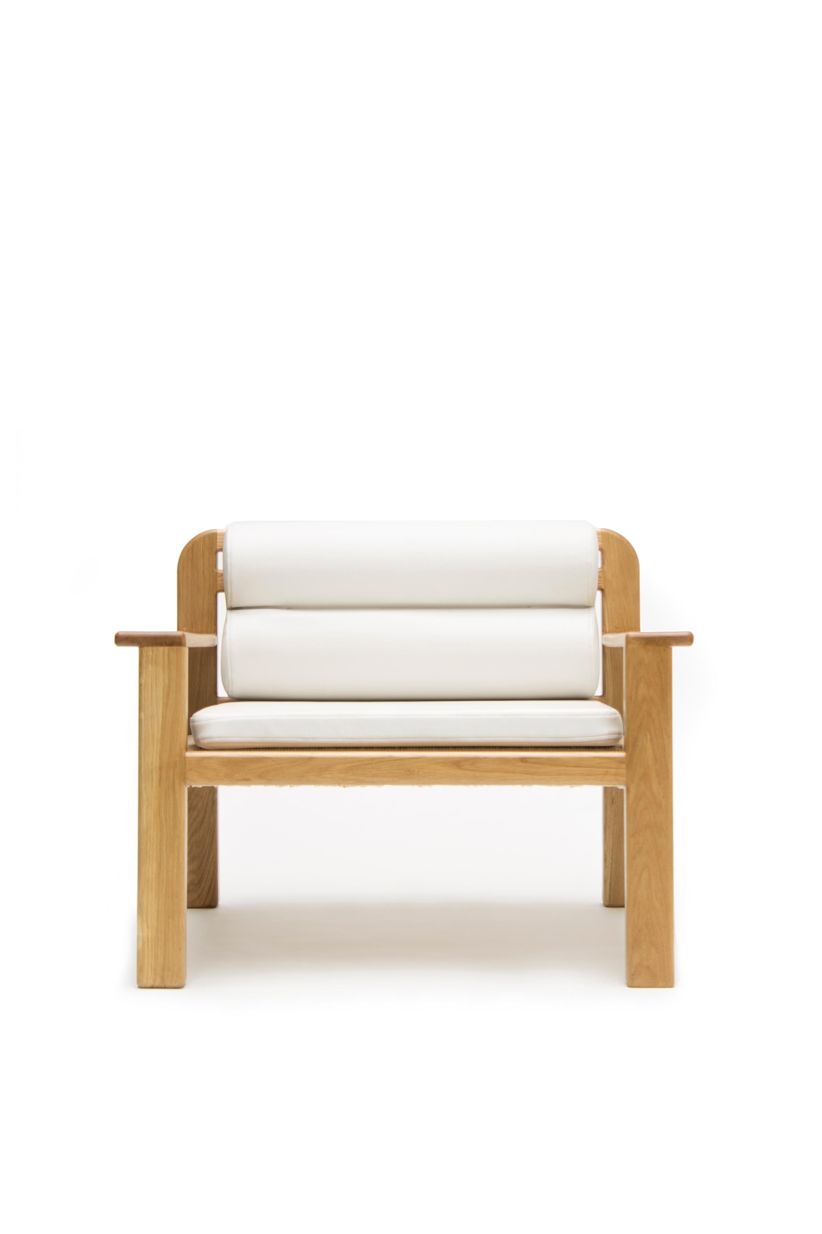 Handgeflochtener August Lounge Chair:: Massivholz Eiche und Papierkordel (Mexikanisch) im Angebot