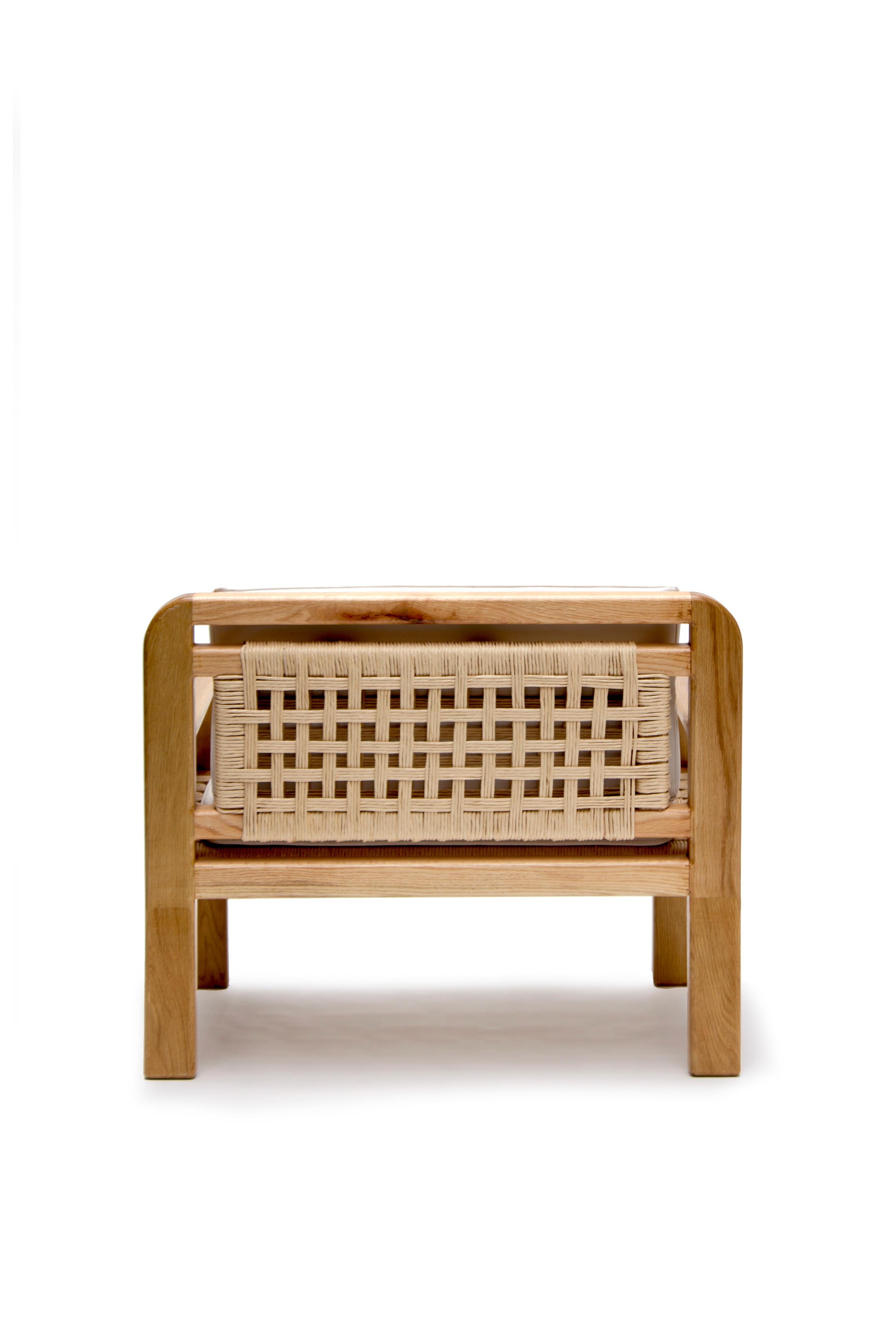 Handgeflochtener August Lounge Chair:: Massivholz Eiche und Papierkordel im Angebot 1