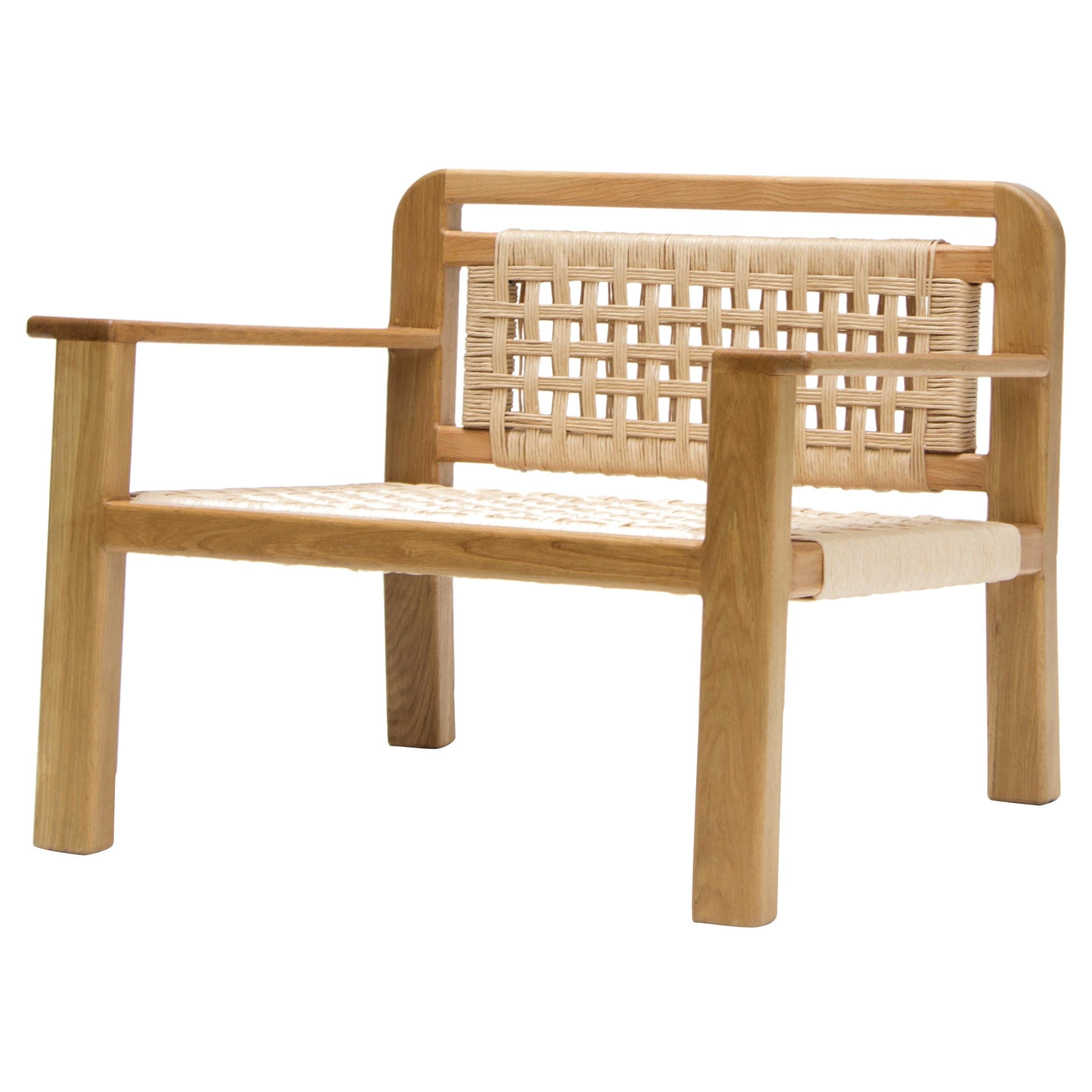 Ce fauteuil August d'inspiration tropicale et moderne est une création unique de León León Design de Mexico. Il présente un cadre en bois de chêne massif avec un tissage en corde de papier. 

La pièce est entièrement fabriquée à la main dans nos