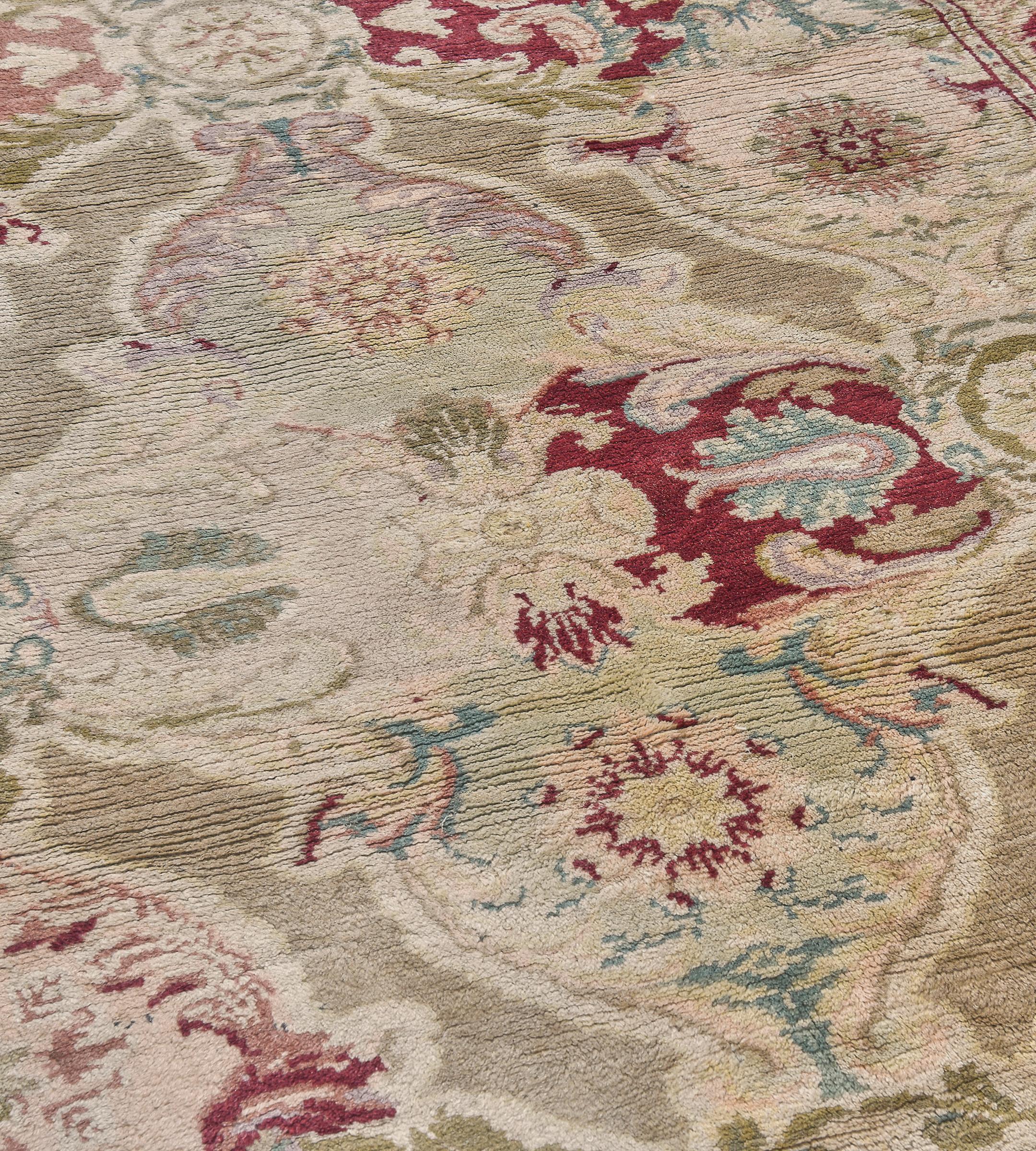 Ispirato ai disegni della metà del 1700 provenienti da Axminster, in Inghilterra, questo nuovissimo tappeto è stato creato in Egitto da maestri tessitori. Presenta un design molto decorativo con combinazioni di colori magistrali. 100% vello di lana