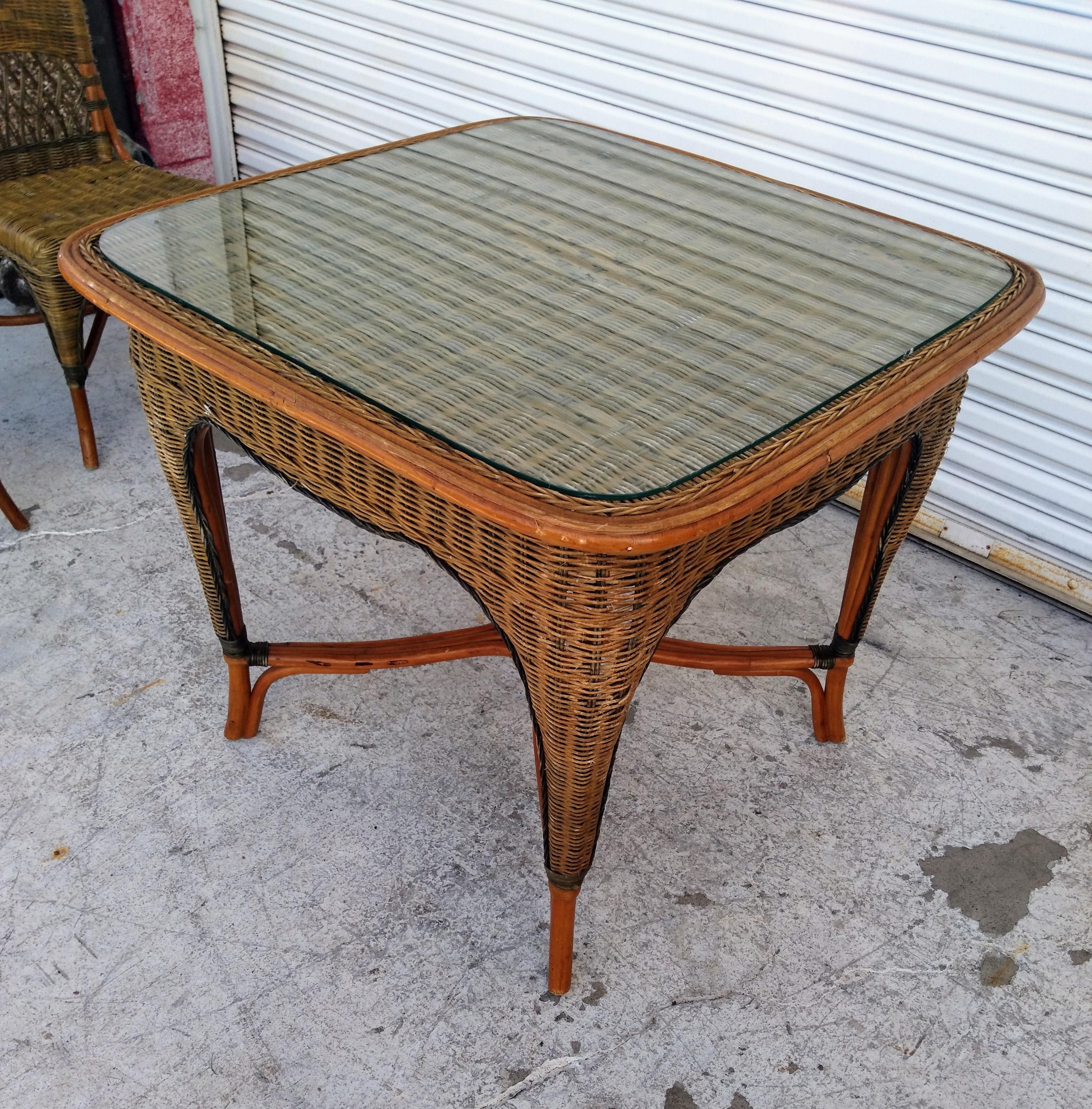 Questo è un elegante set da pranzo Boho Chic!
È in rattan intrecciato a mano su bambù. Viene fornito con 4 sedie laterali e un piano in vetro. Le gambe del tavolo hanno una forma elegante e le sedie riprendono questa forma. 

Un set davvero