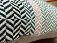 Coussin en laine mérinos géométrique tissé à la main Soft Green, Forest, Lilac
