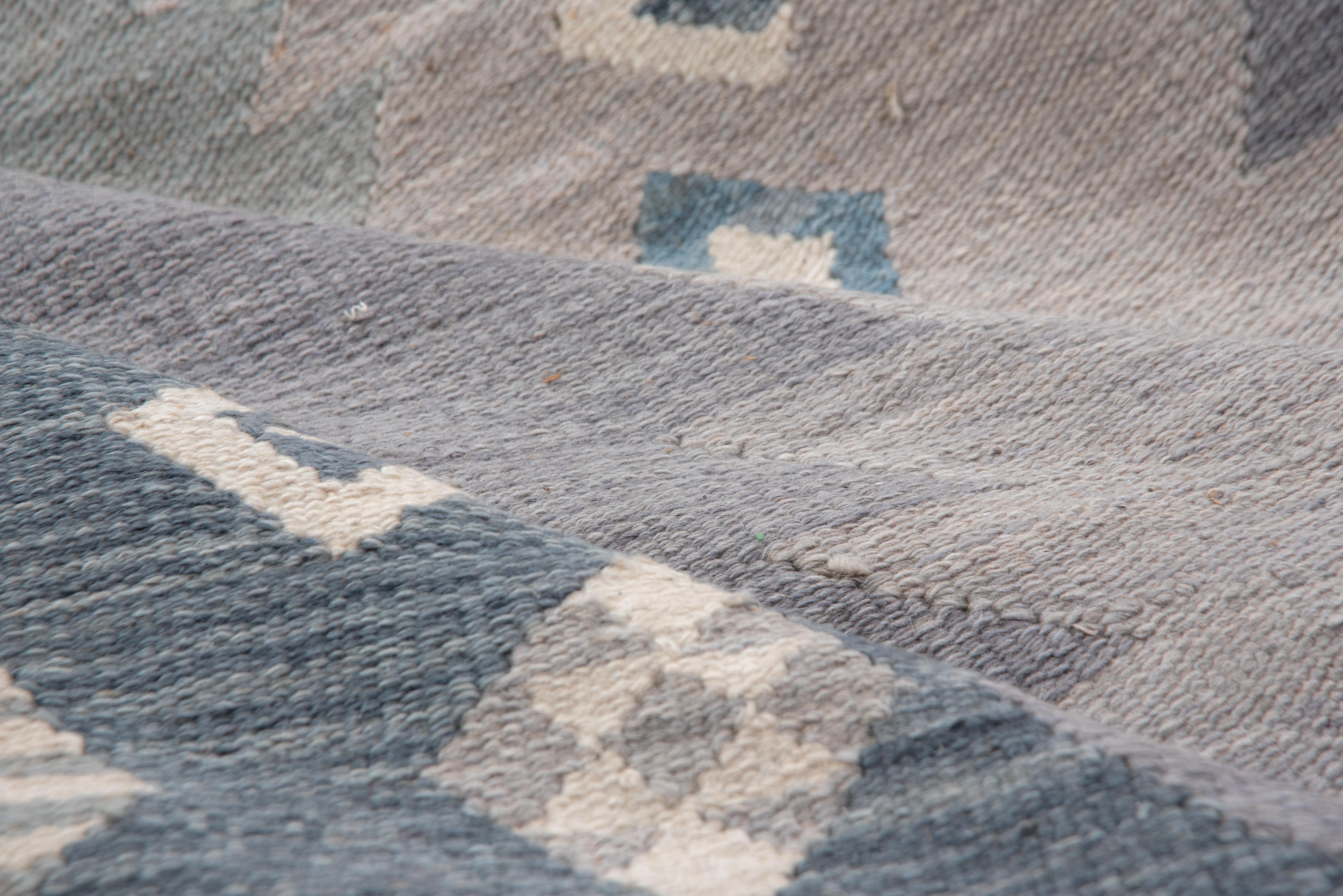 Handgewebter blauer & grauer Flachgewebe-Teppich im skandinavischen Design (Skandinavische Moderne) im Angebot