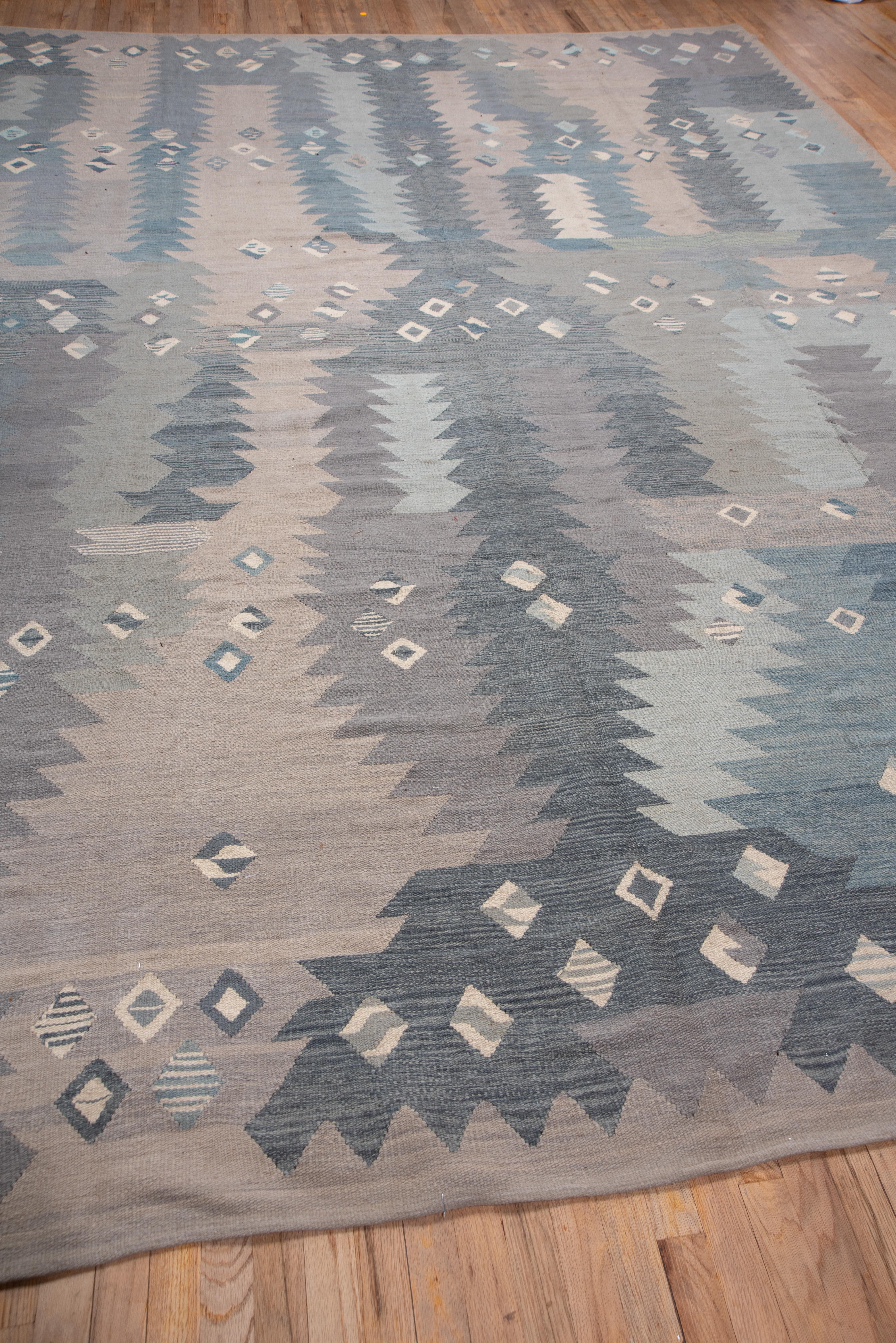 Handgewebter blauer & grauer Flachgewebe-Teppich im skandinavischen Design im Zustand „Hervorragend“ im Angebot in New York, NY