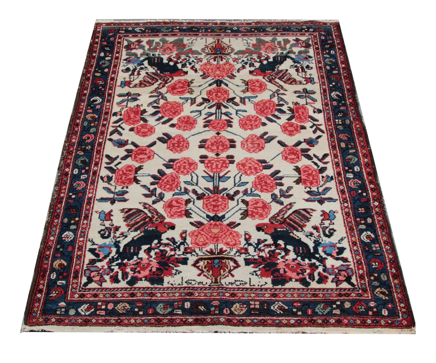 Un buen ejemplo de alfombras antiguas tejidas en la década de 1880, con un diseño central floral simétrico único. Con motivos de pájaros en las cuatro esquinas. El fondo marfil contrasta maravillosamente con los detalles rosas y azules del centro y