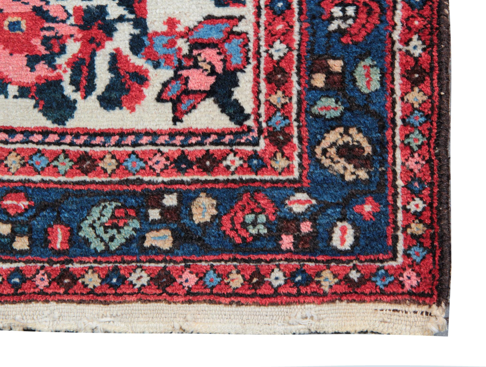 Alfombra Floral Alfombra Tejida a Mano Antigua Alfombra Crema Rosa Pictórica Fines del siglo XIX en venta
