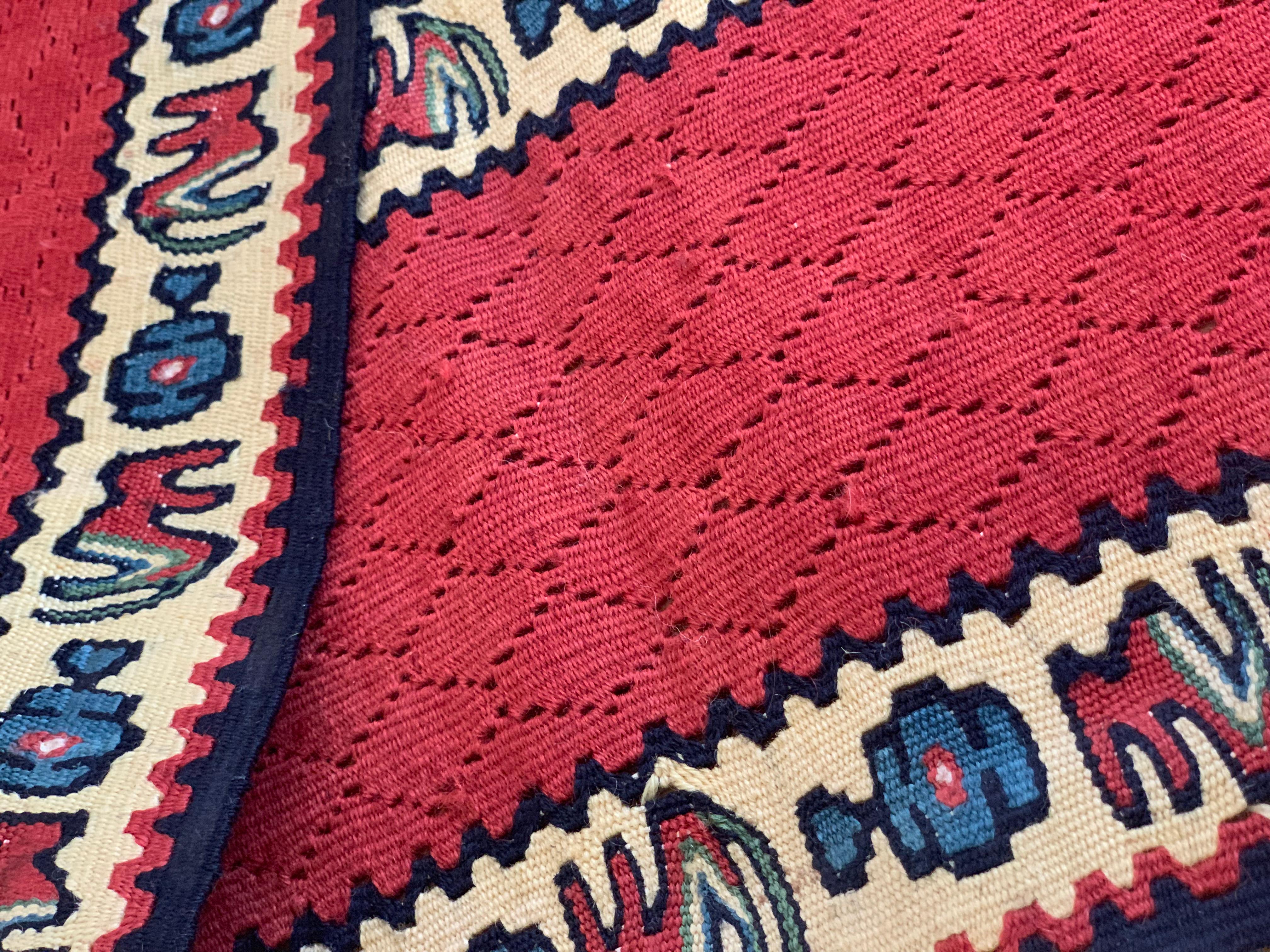 Ce magnifique tapis en soie et en laine est un kilim tissé à plat et fait à la main au début du 21e siècle, vers 2010. Il n'a jamais été utilisé et est donc en excellent état. Le motif présente un médaillon audacieux tissé sur un fond jaune avec des