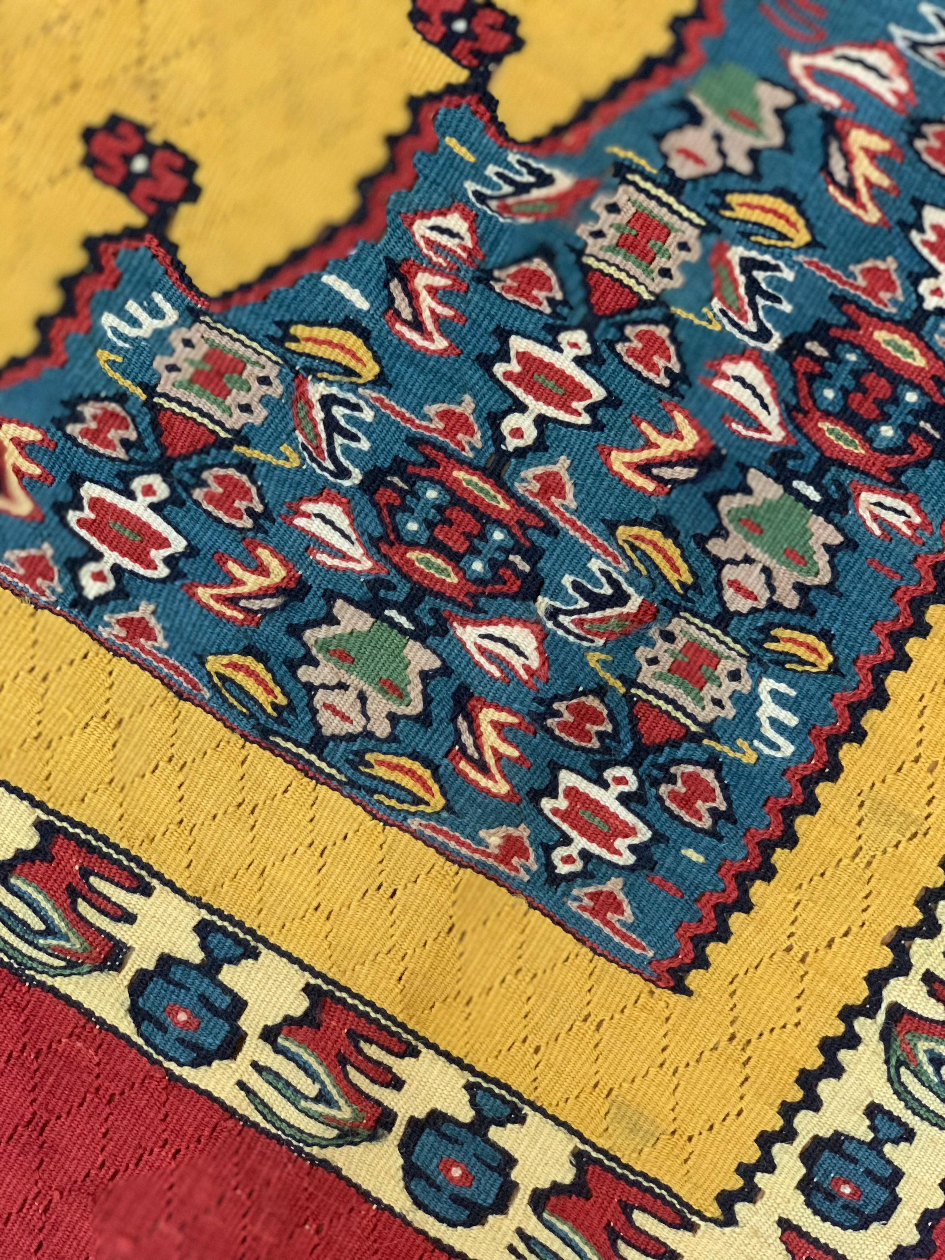 XXIe siècle et contemporain Tapis Kilim en soie et laine jaune, tissé à la main, tapis kurde doré en vente