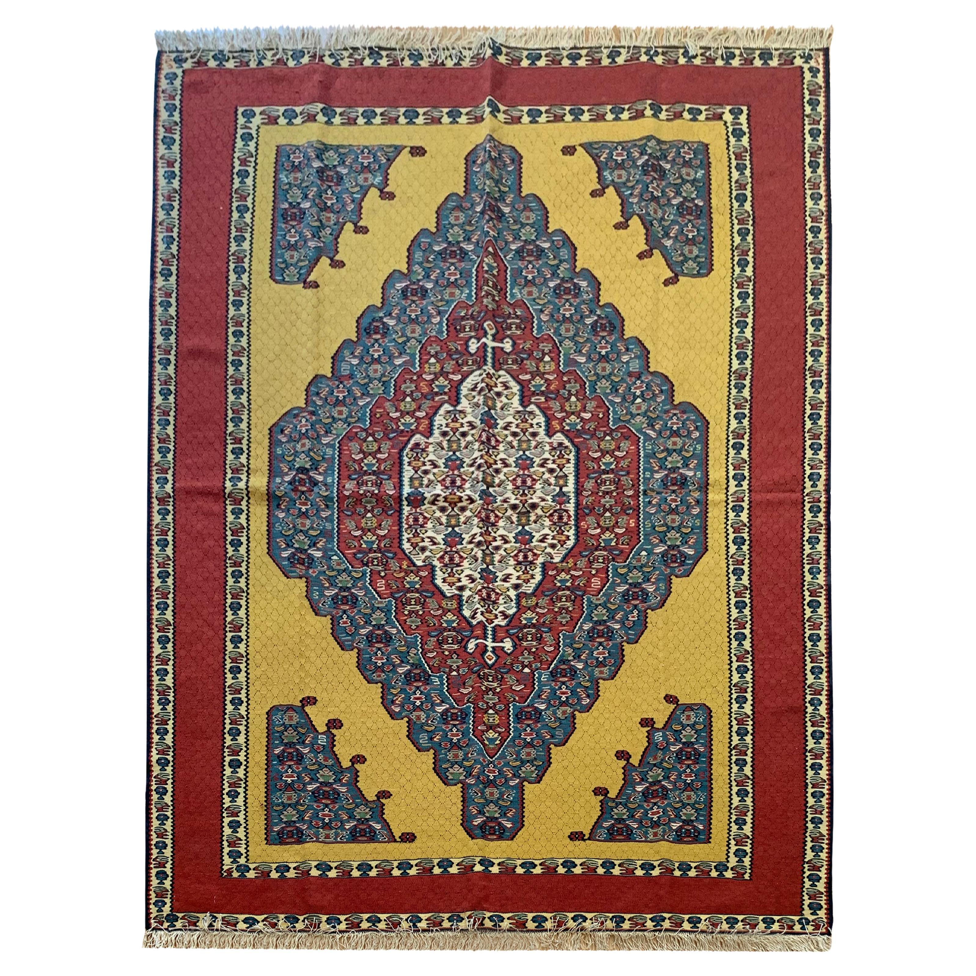 Handgewebter goldfarbener türkischer Teppich aus Seide und Wolle, Gelber Kelim-Teppich