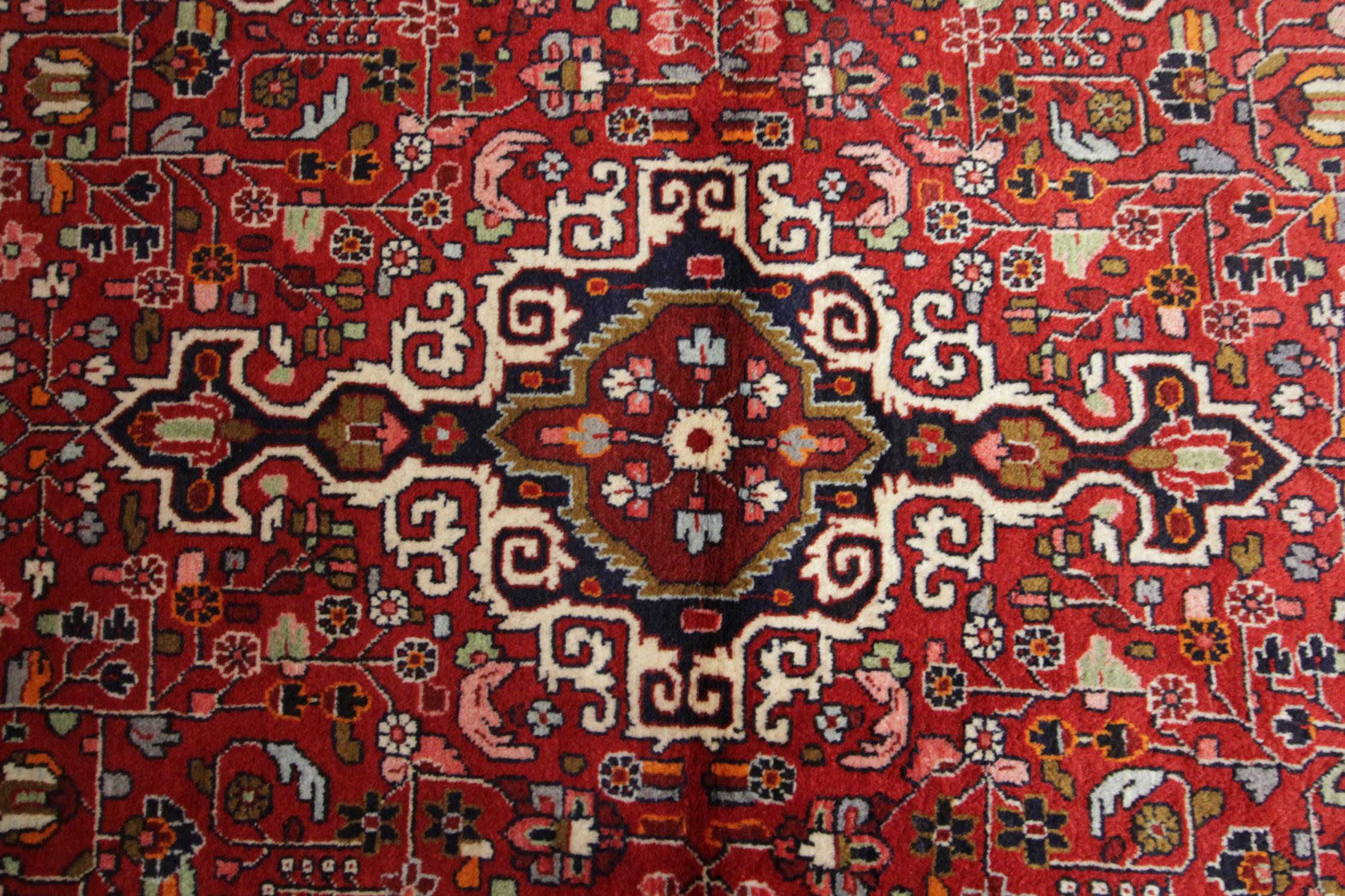 Handgewebter orientalischer Teppich aus roter Wolle, traditioneller Stammeskunst, 127 x 214  (Moderne der Mitte des Jahrhunderts) im Angebot