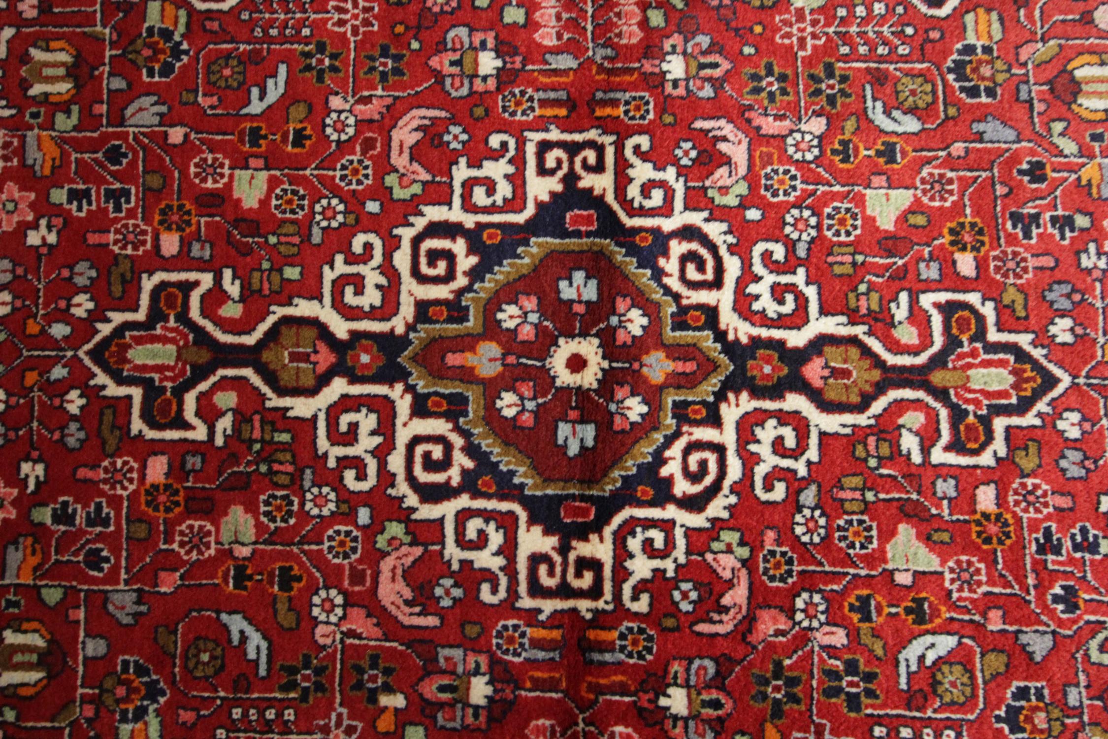 Handgewebter orientalischer Teppich aus roter Wolle, traditioneller Stammeskunst, 127 x 214 (Moderne der Mitte des Jahrhunderts) im Angebot