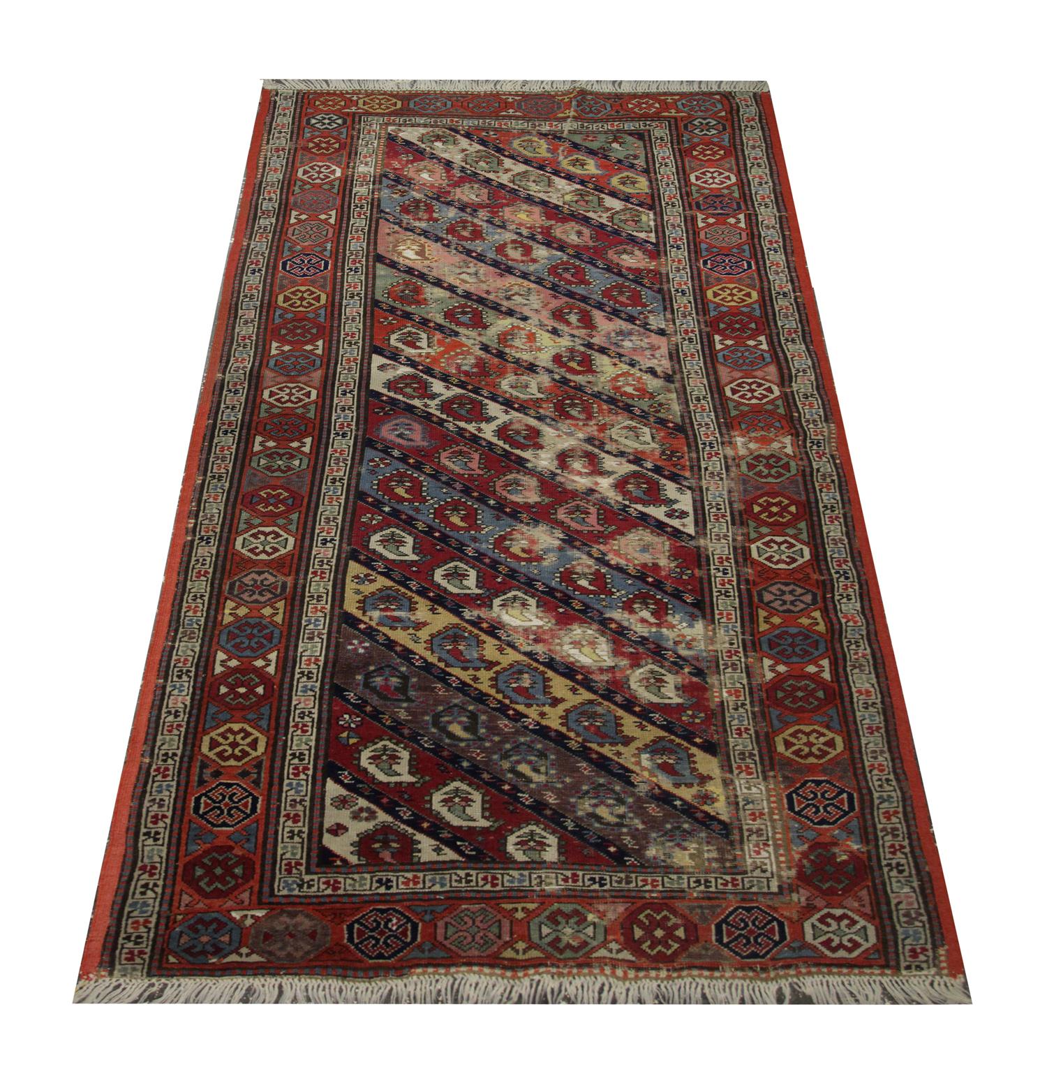 Ce tapis en laine élégamment tissé à la main est un excellent exemple de tapis caucasien des années 1880. Des motifs Paisley ornent le dessin central de ce tapis, délicatement tissé en diagonale avec des couleurs vives comme le rouge, le bleu, le