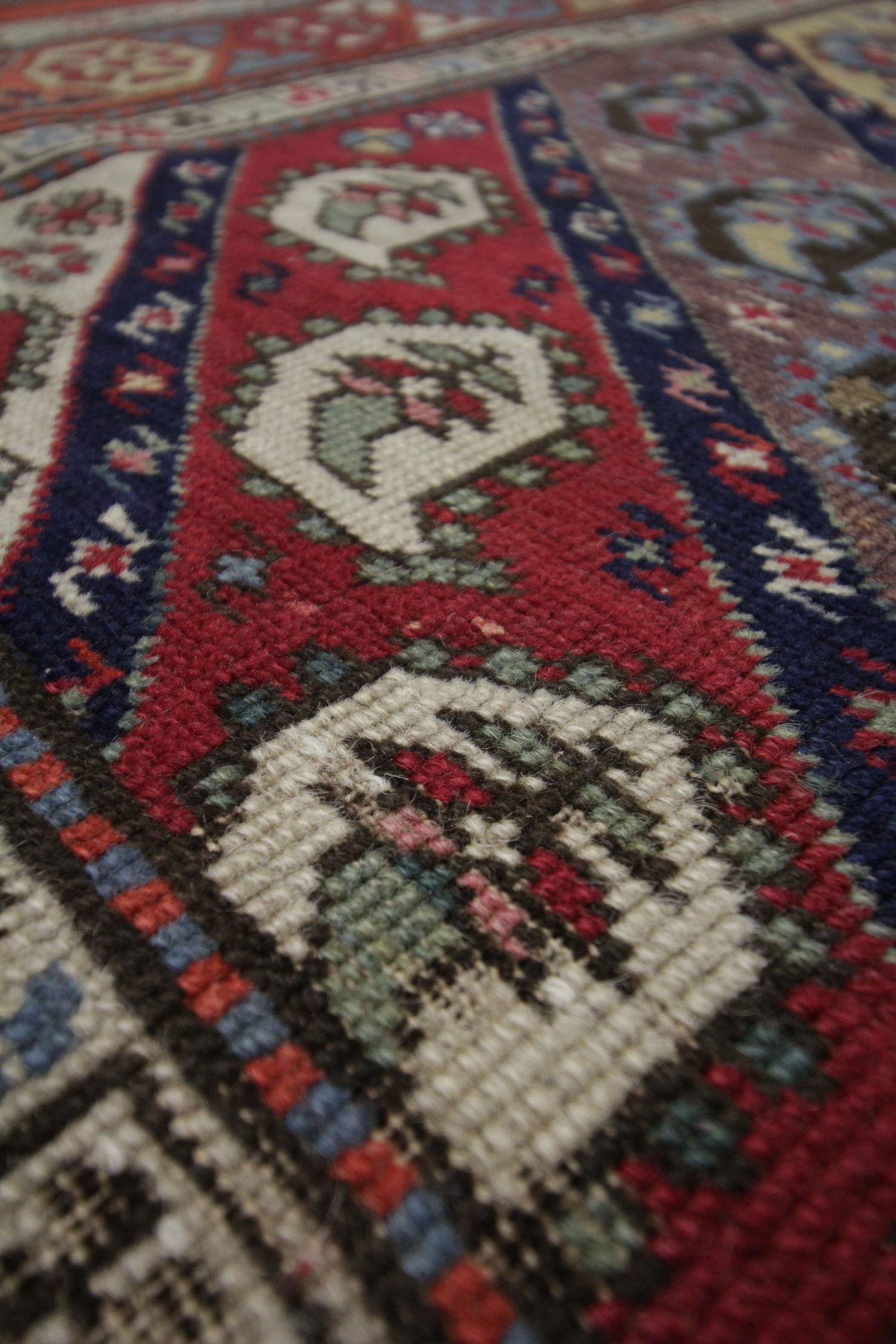 Caucasien Tapis caucasien traditionnel tissé à la main, tapis en laine rouge à motif cachemire en vente