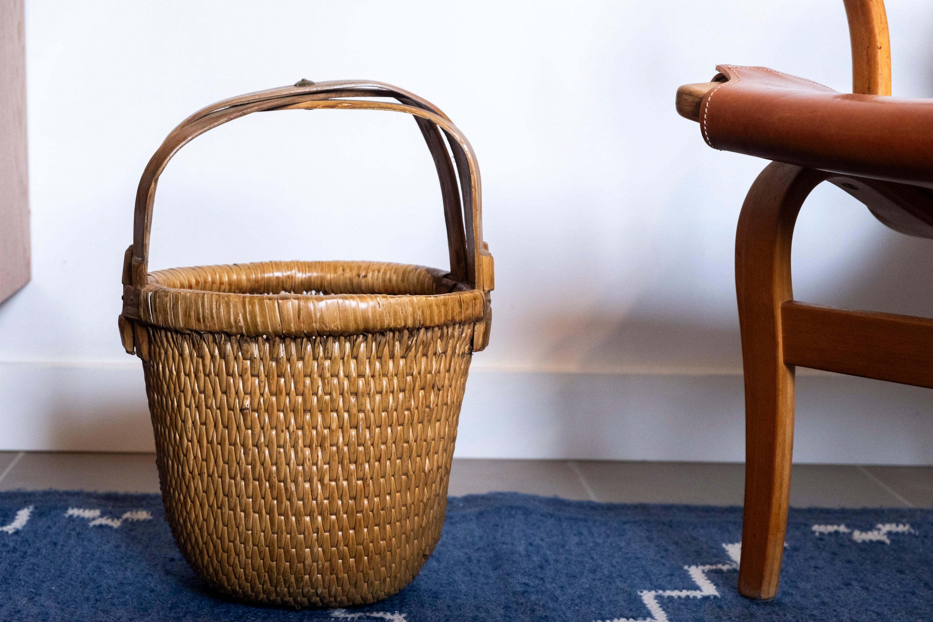Wunderschöner handgefertigter Reiskorb mit wunderbaren Details.
Schöne dekorative Handarbeit, die zur Aufbewahrung verwendet werden kann.
Ursprünglich wurden sie zum Transport von Reis oder anderen Körnern verwendet.