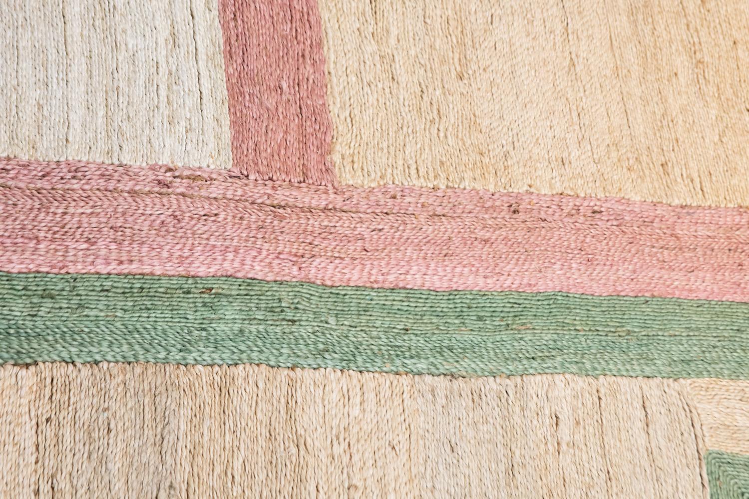 Ce tapis de jute a été cousu à la main de manière éthique dans les meilleurs fils de jute par des artisans en Inde, en utilisant une technique de tissage traditionnelle de cette région.
Comme il est tissé à la main dans des fils de fibres