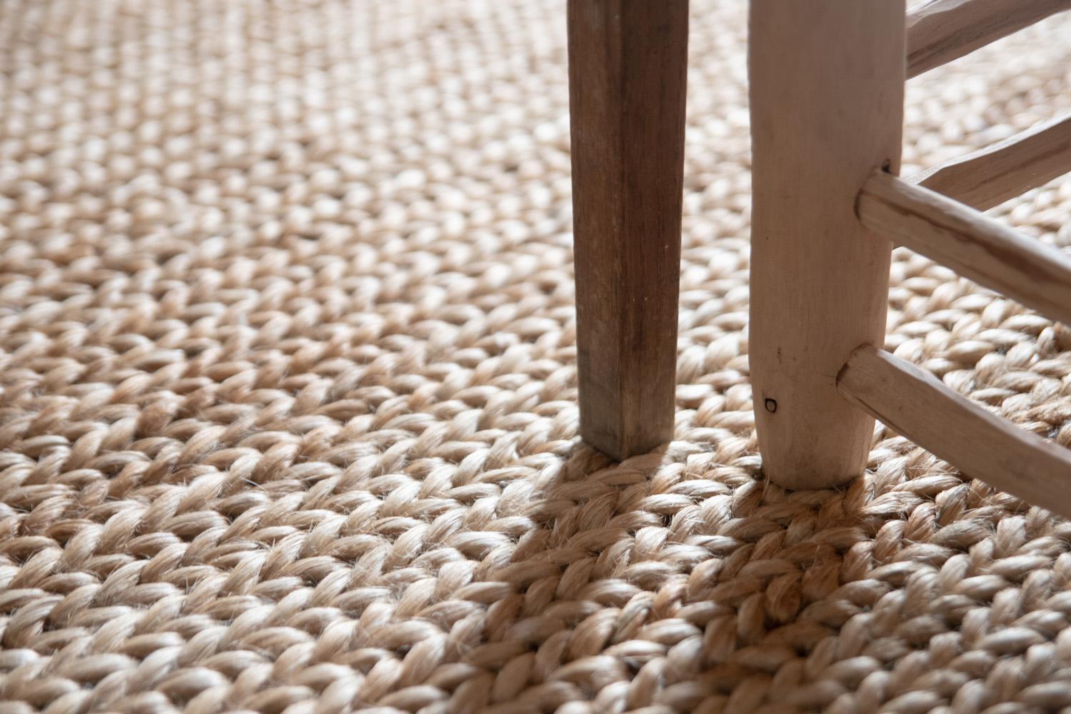Moderner handgewebter Jute-Teppich aus natürlichem hellbraunem Weizengeflecht im Angebot 6