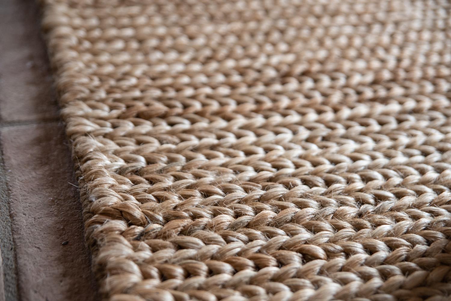 Moderner handgewebter Jute-Teppich aus natürlichem hellbraunem Weizengeflecht im Angebot 7