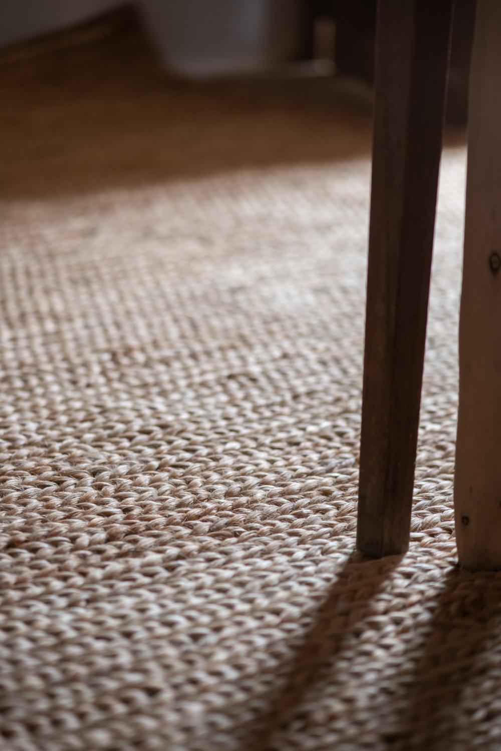 Moderner handgewebter Jute-Teppich aus natürlichem hellbraunem Weizengeflecht im Angebot 3