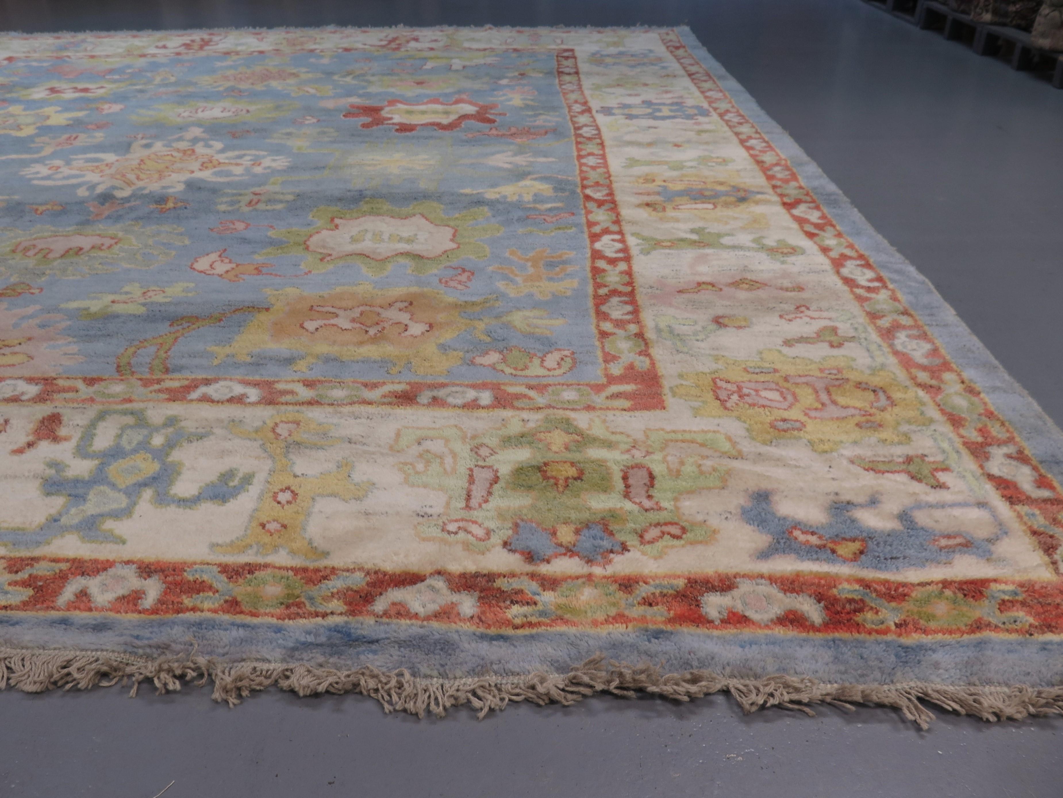 Les ateliers de tissage d'Anatolie occidentale, où les tapis Oushak tels que celui-ci ont été fabriqués à l'origine, ont une riche histoire, qui remonte au moins au début de l'ère moderne - comme l'a écrit l'explorateur du XIVe siècle Marco Polo,