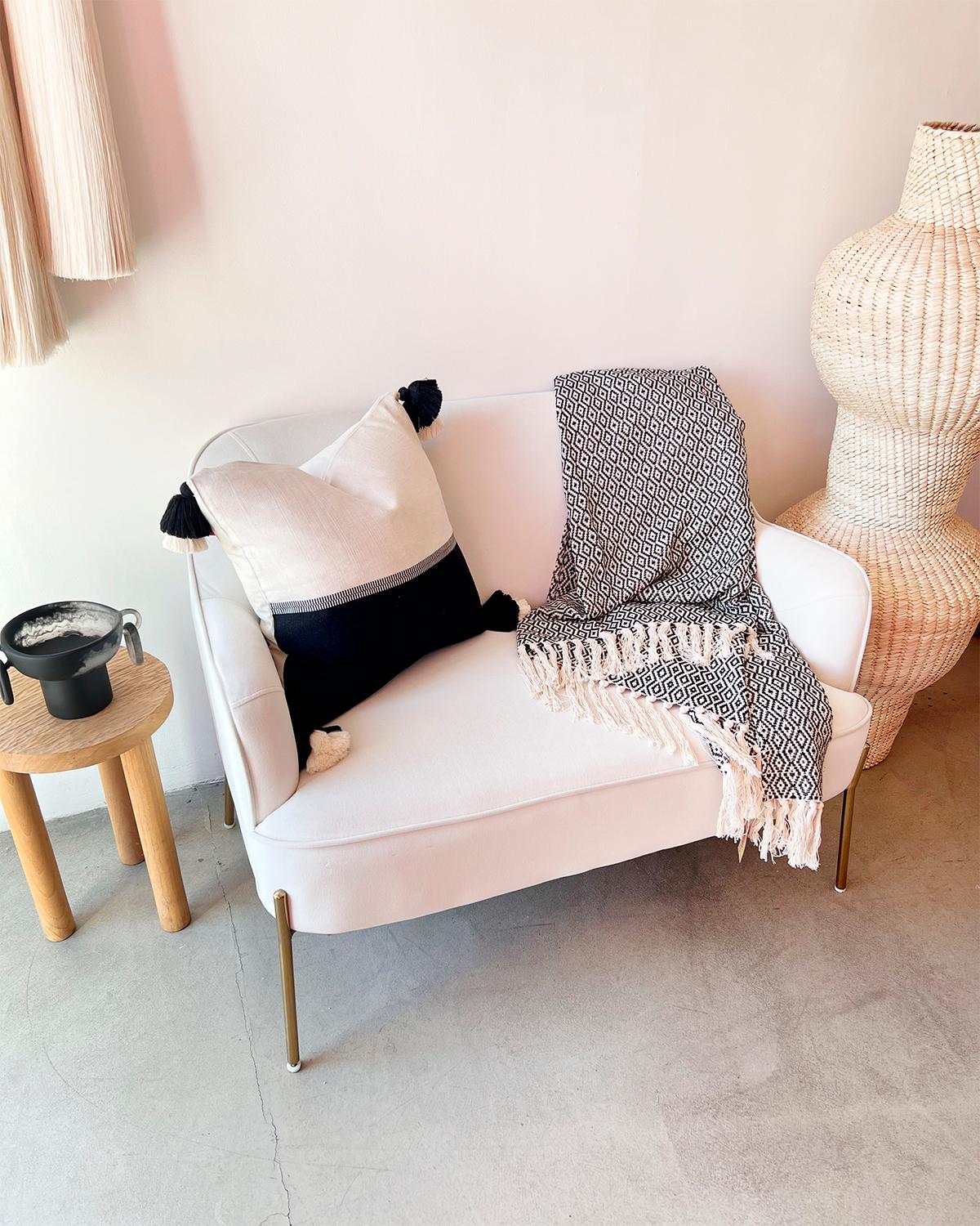 Portugais Throw en coton noir et à franges naturelles tissé à la main, en stock en vente