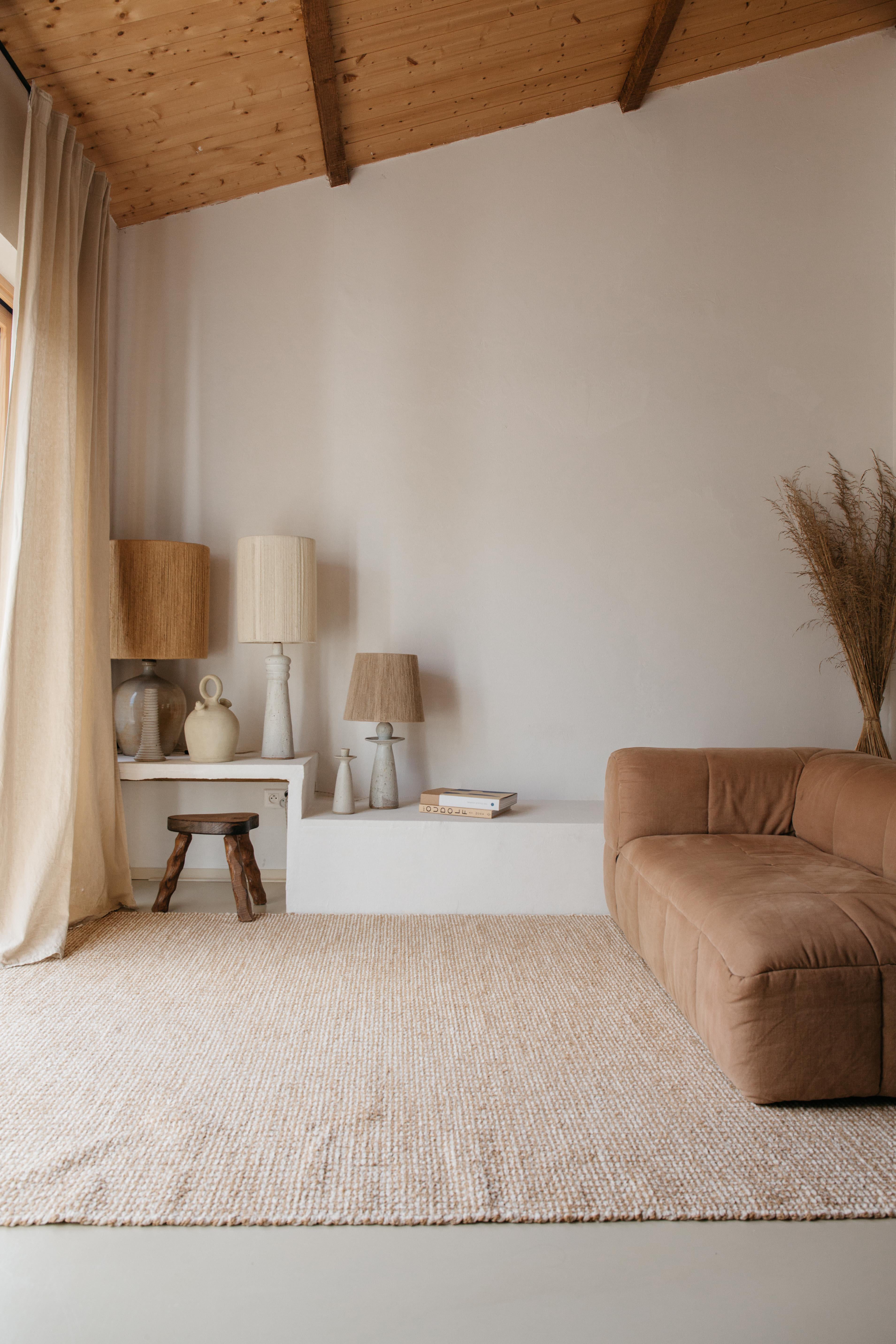 XXI secolo e contemporaneo Tappeto portoghese in cotone tessuto a mano Beja Ecru e Camel SAUDADE DESIGN in vendita