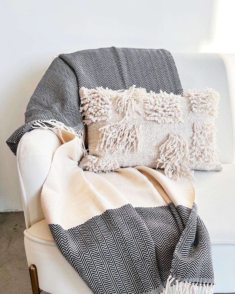 Eine knackige Baumwolldecke für Ihr Zuhause
Der Amano Throw besteht aus einer Bio-Baumwollmischung und wird mit fachmännischer Präzision handgefertigt. Das Fischgrätmuster eignet sich perfekt, um jedem Schlaf- oder Wohnzimmer einen klaren und