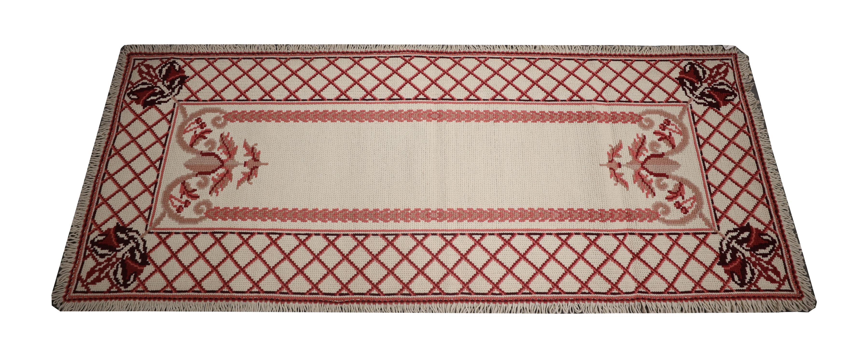 Ce style de tapis élégant est populaire dans les magasins de tapis orientaux en raison de la forte demande des décorateurs d'intérieur et des propriétaires. Le motif présente un champ central ouvert qui a été décoré de motifs d'encadrement