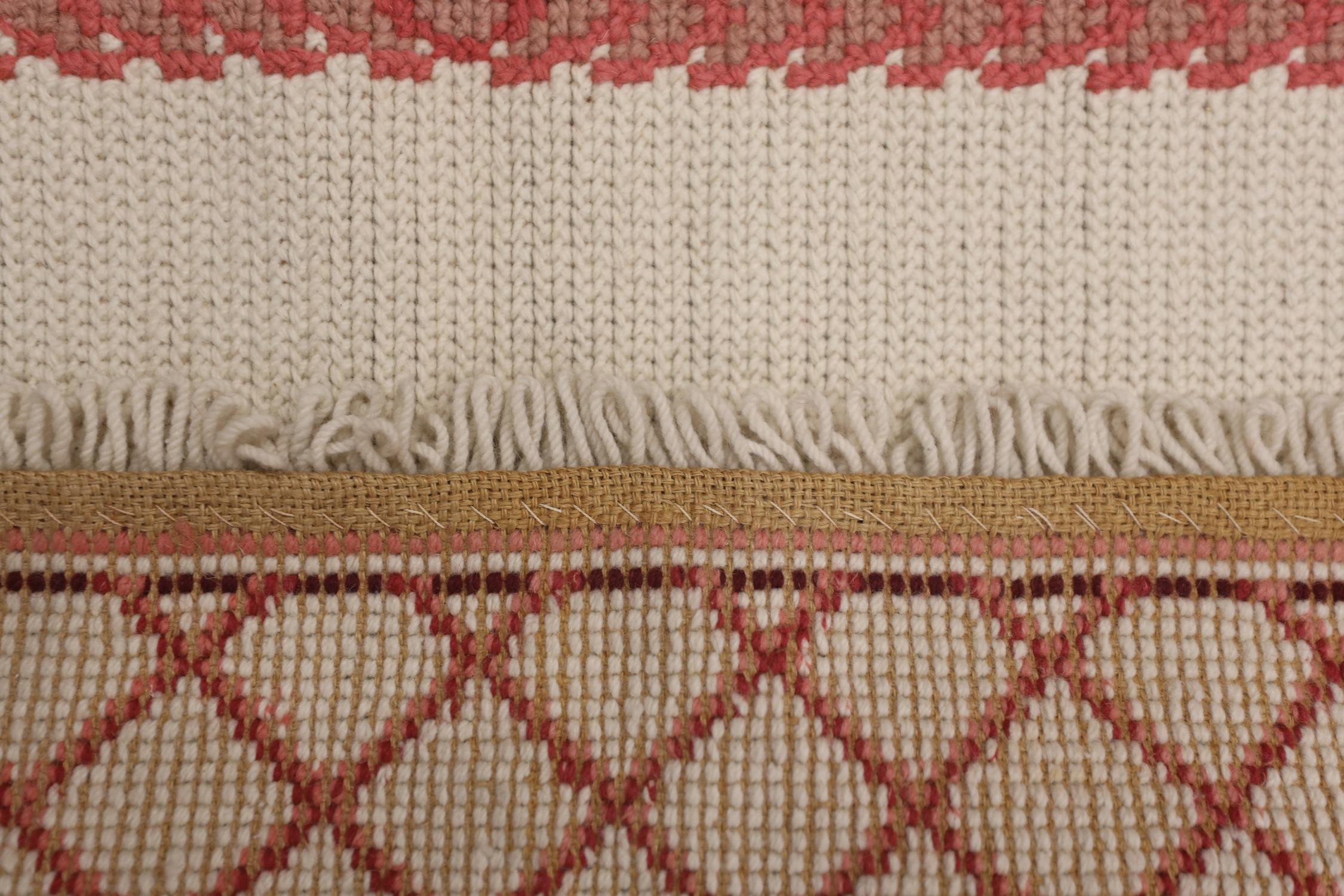 Noué à la main Tapis traditionnel en laine rouge crème à l'aiguille tissé à la main en vente