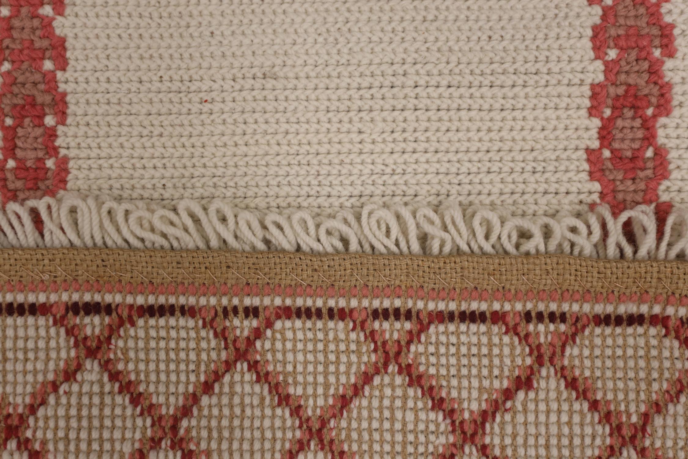 Tapis traditionnel en laine rouge crème à l'aiguille tissé à la main Excellent état - En vente à Hampshire, GB