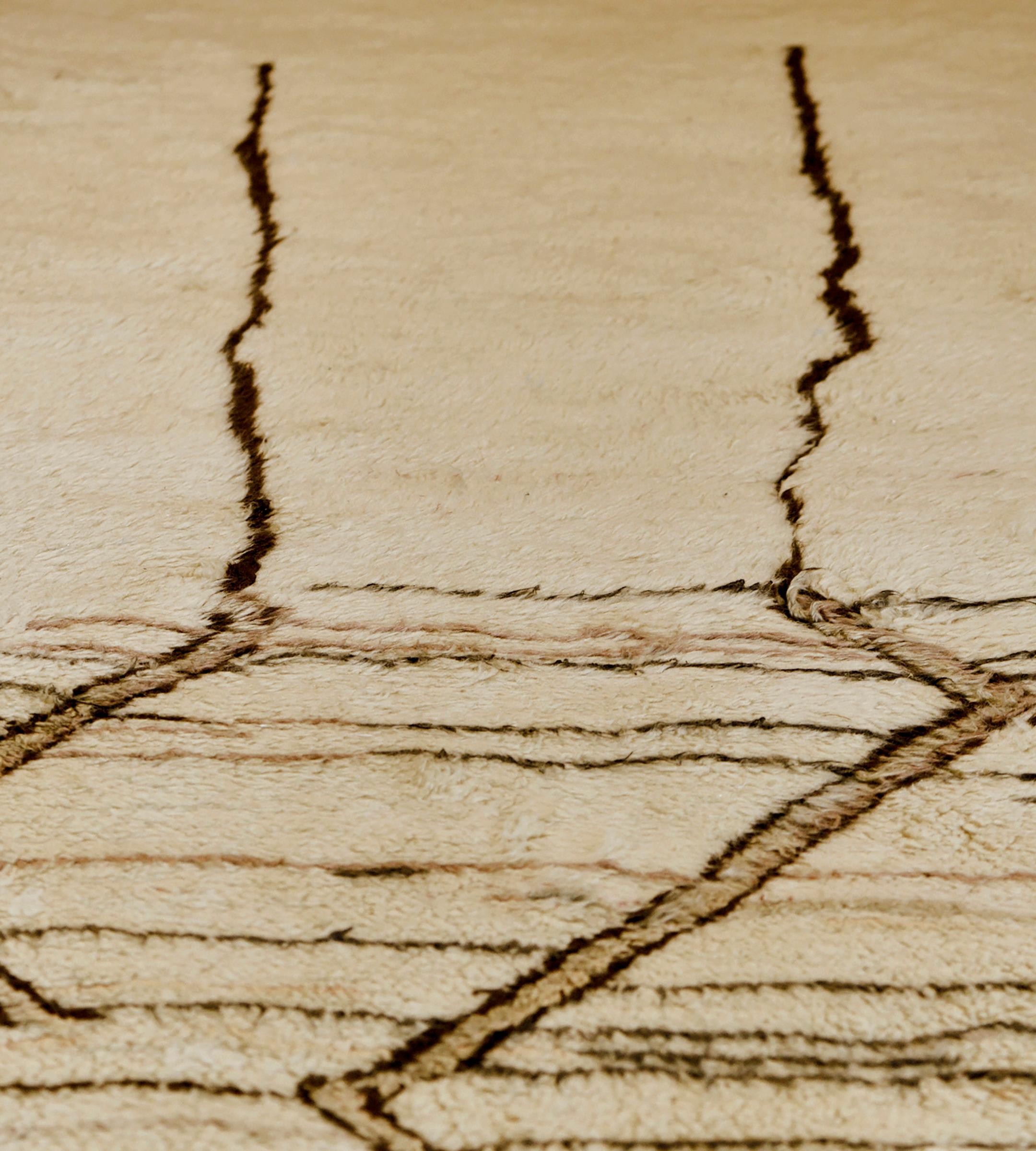 Este diseño de inspiración marroquí, que forma parte de la colección Mansour Modern, está tejido a mano por maestros tejedores con técnicas y materiales de la mejor calidad.